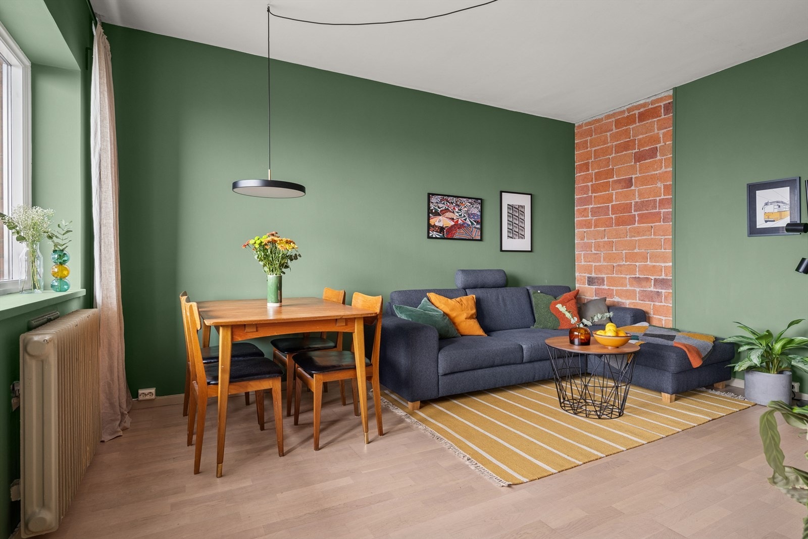 Stuen er malt i behagelige fargetoner og kan enkelt innredes med sofagruppe og spisebord Galleribilde