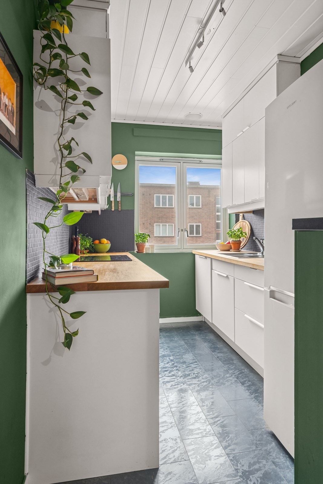 Alle hvitevarene på kjøkken medfølger boligen Galleribilde