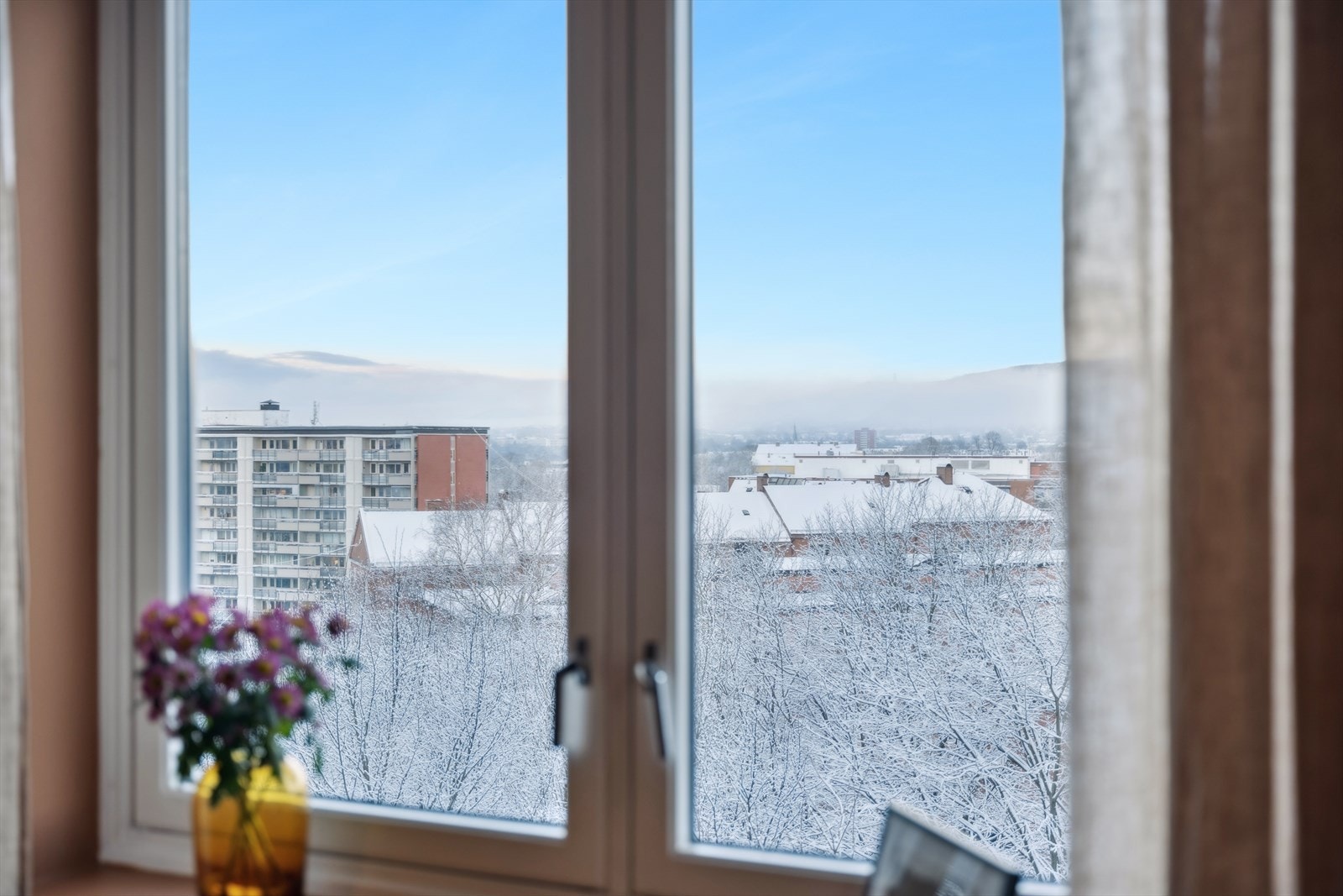 Fra stuen ser du hele veien til Holmenkollen Galleribilde