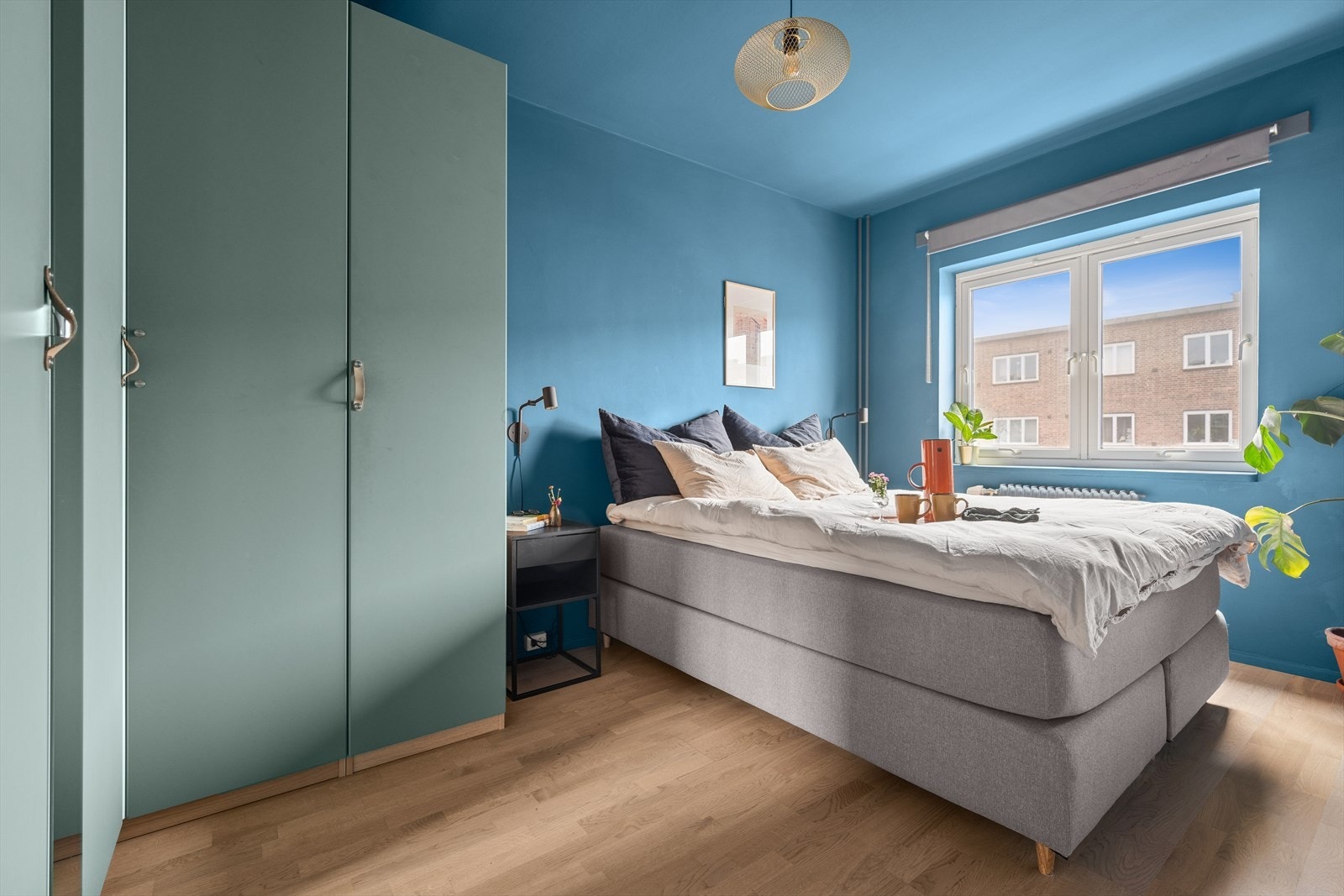 Hovedsoverommet er av god størrelse og har plass til stor seng og nattbord på begge sider Galleribilde