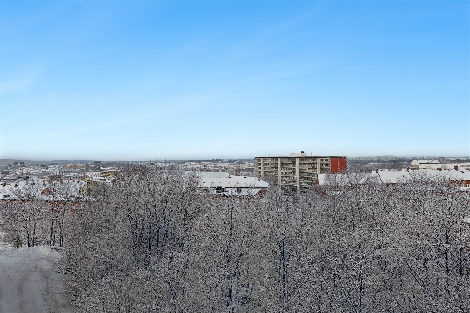 På balkongen sitter du skjermet til med fantastike solforhold Galleribilde
