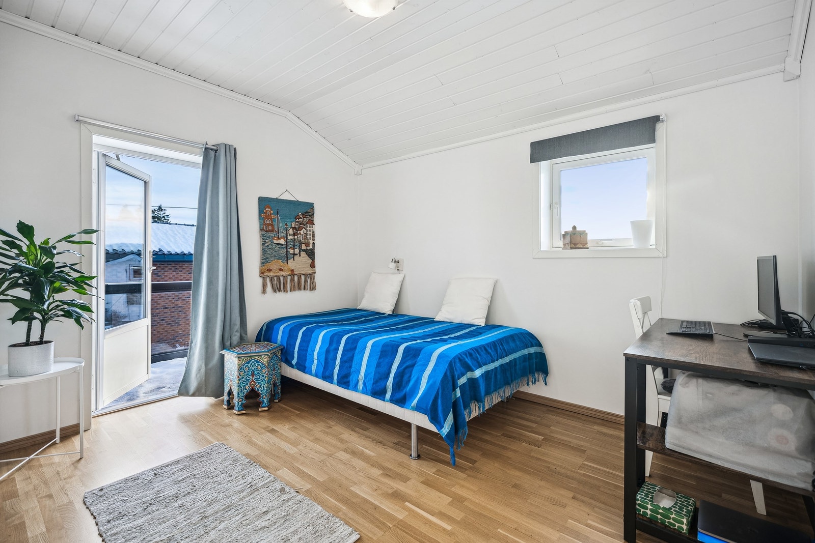 Soverom nr. 2 i 2. etasje med utgang til balkong. Galleribilde