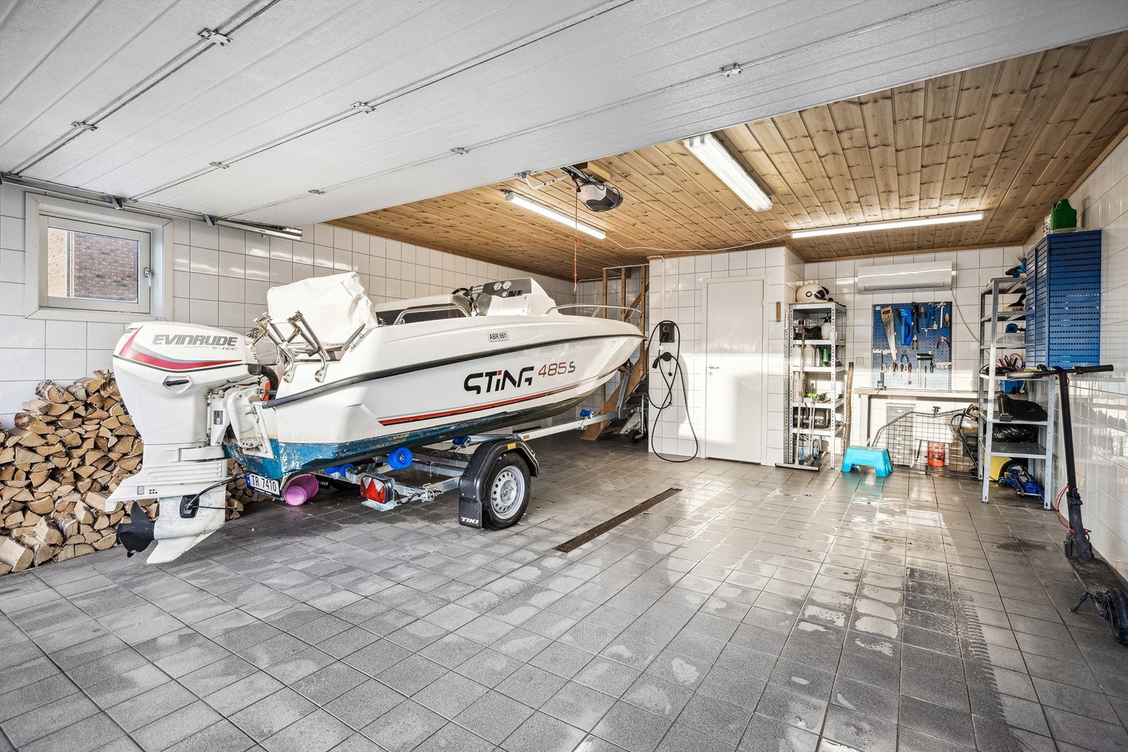 Garasje med el-billader montert. Galleribilde