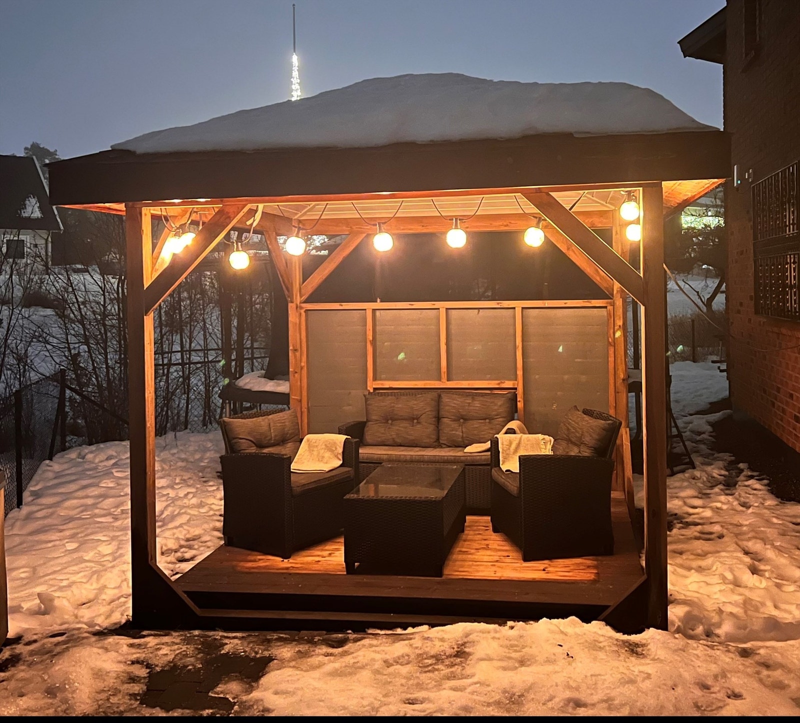 En koselig paviljong som gir mulighet for å nyte svale timer i skyggen på solrike dager, eller forlenge sesongen ved regnvær. Galleribilde