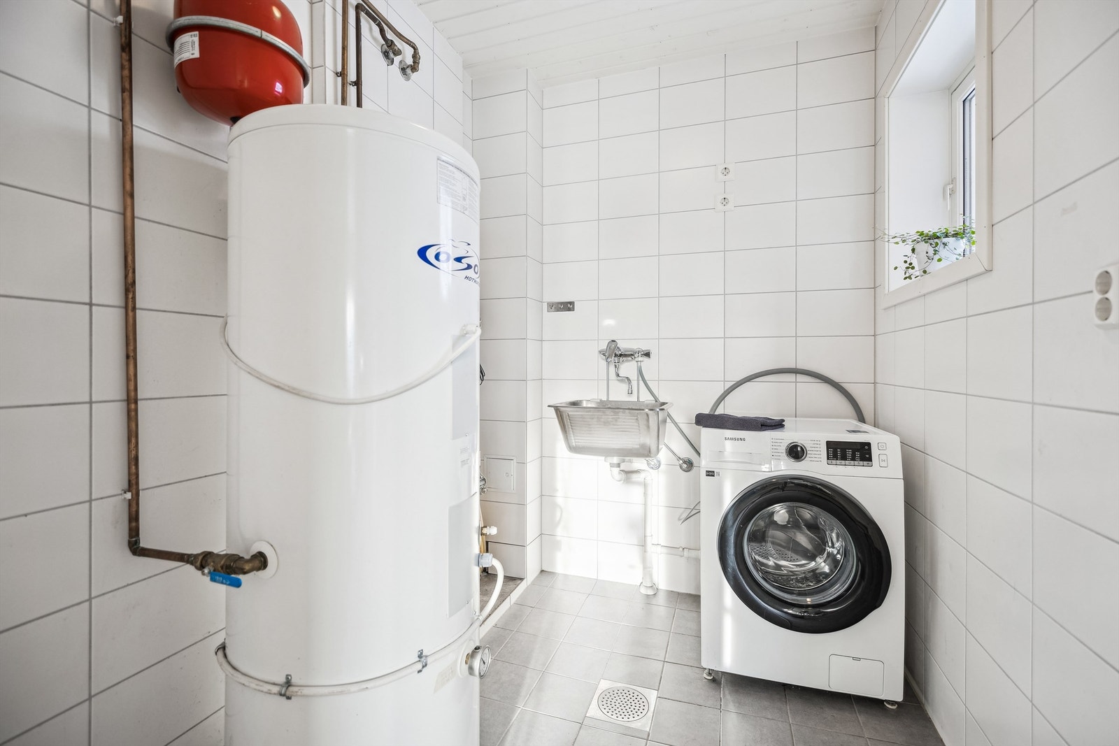 Praktisk vaskerom i 1. etasje med skyllekum og opplegg for vaskemaskin. Galleribilde