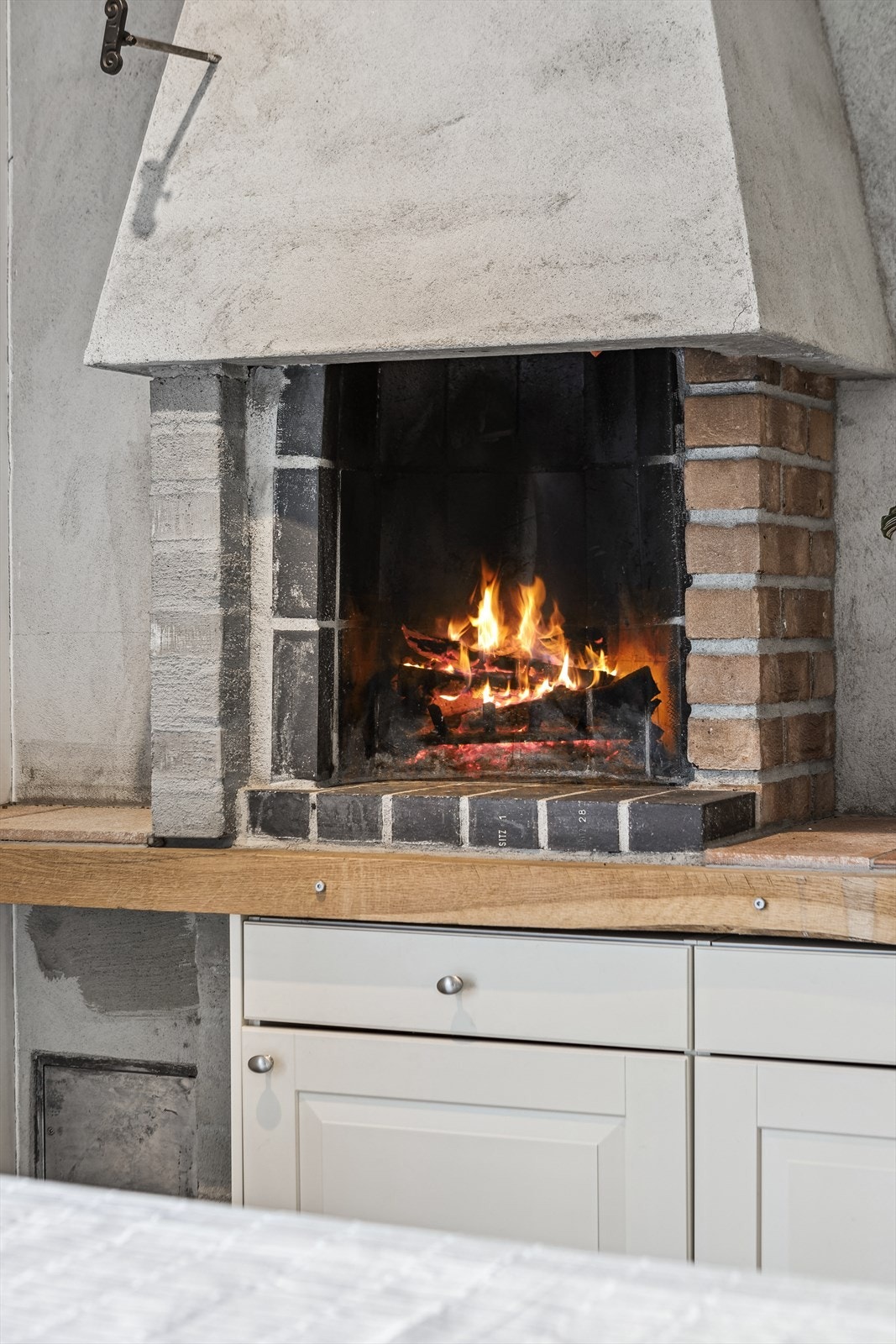 Sjarmerende peis skaper hyggelig stemning på kjøkkenet. Galleribilde