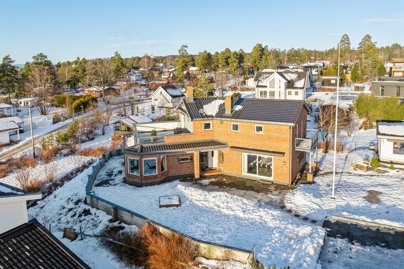 Spennende enebolig med garasje og anneks rett ved populær badestrand og båtmarina. Galleribilde
