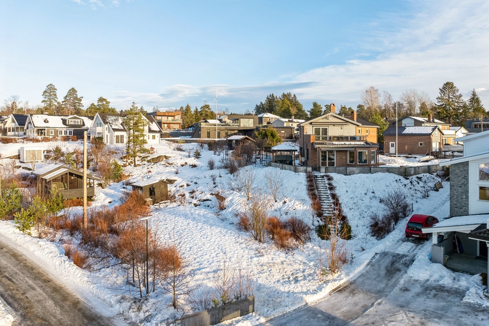 Stor tomt med potensiale. Det er plass til parkering av fire biler på nedsiden av huset, i tillegg til flere parkeringsplasser på fremsiden av boligen.
Man kan kjøre og gå til huset både via Solli vei og Kikutveien. Galleribilde