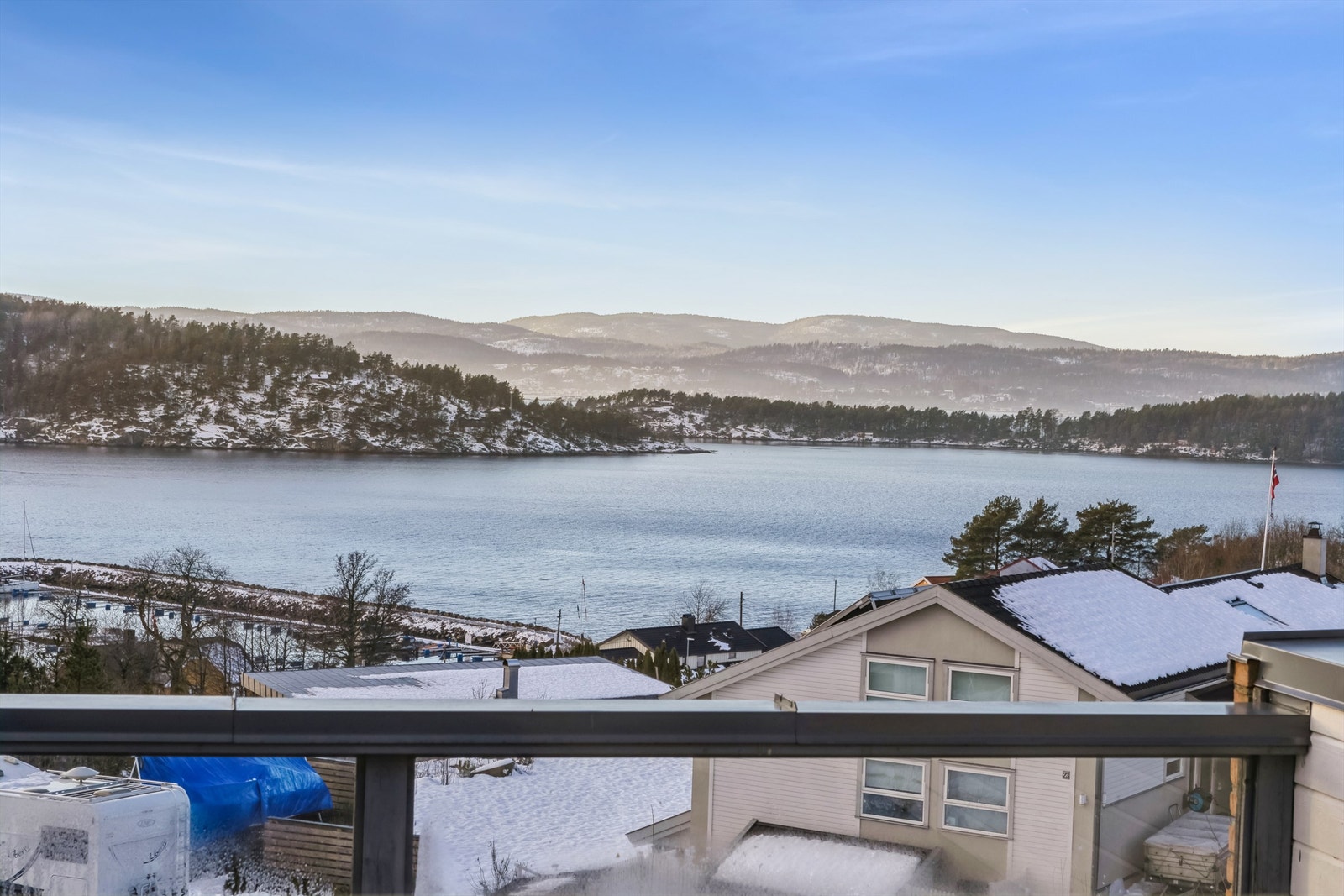 Det er flott utsikt mot fjorden, og her kan man følge med på skipstrafikken til og fra Oslo. Galleribilde