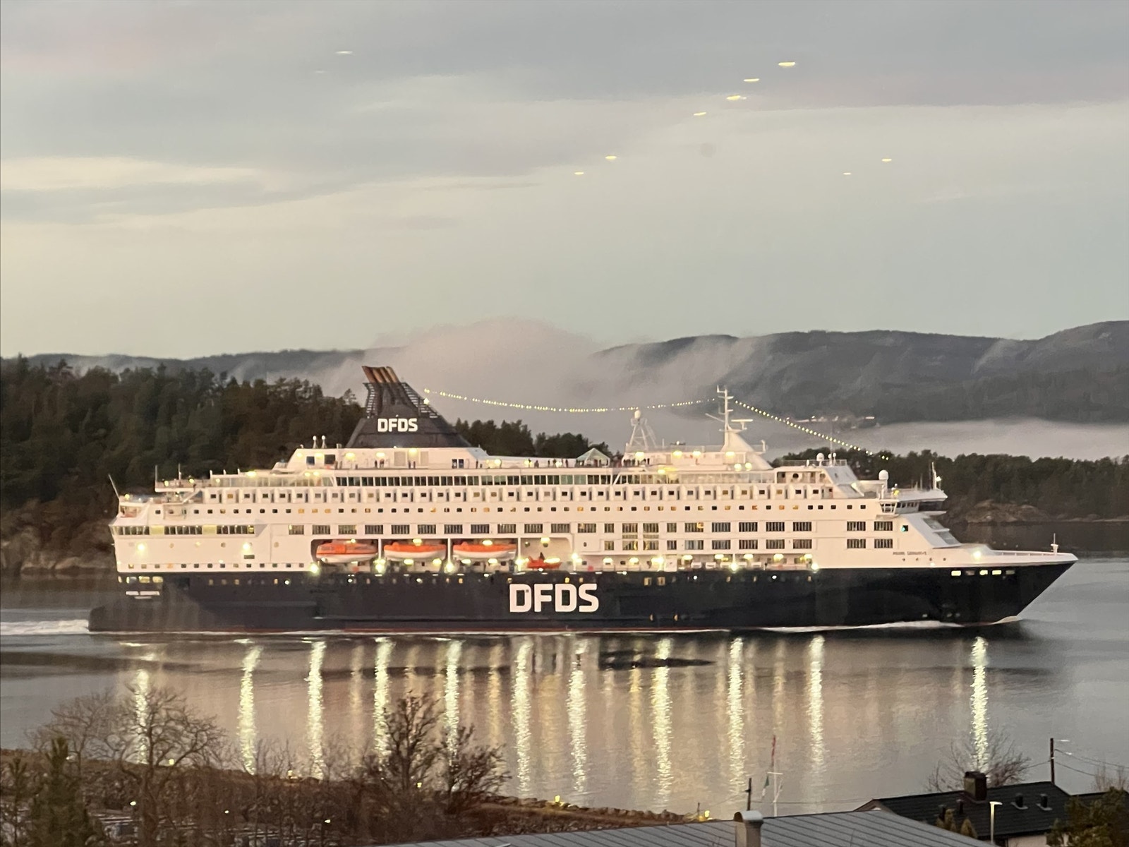 Det er kort vei til bryggen, hvor du kan nyte en forfriskende dukkert, fortøye båten og følge innseilingen i Oslofjorden. Galleribilde