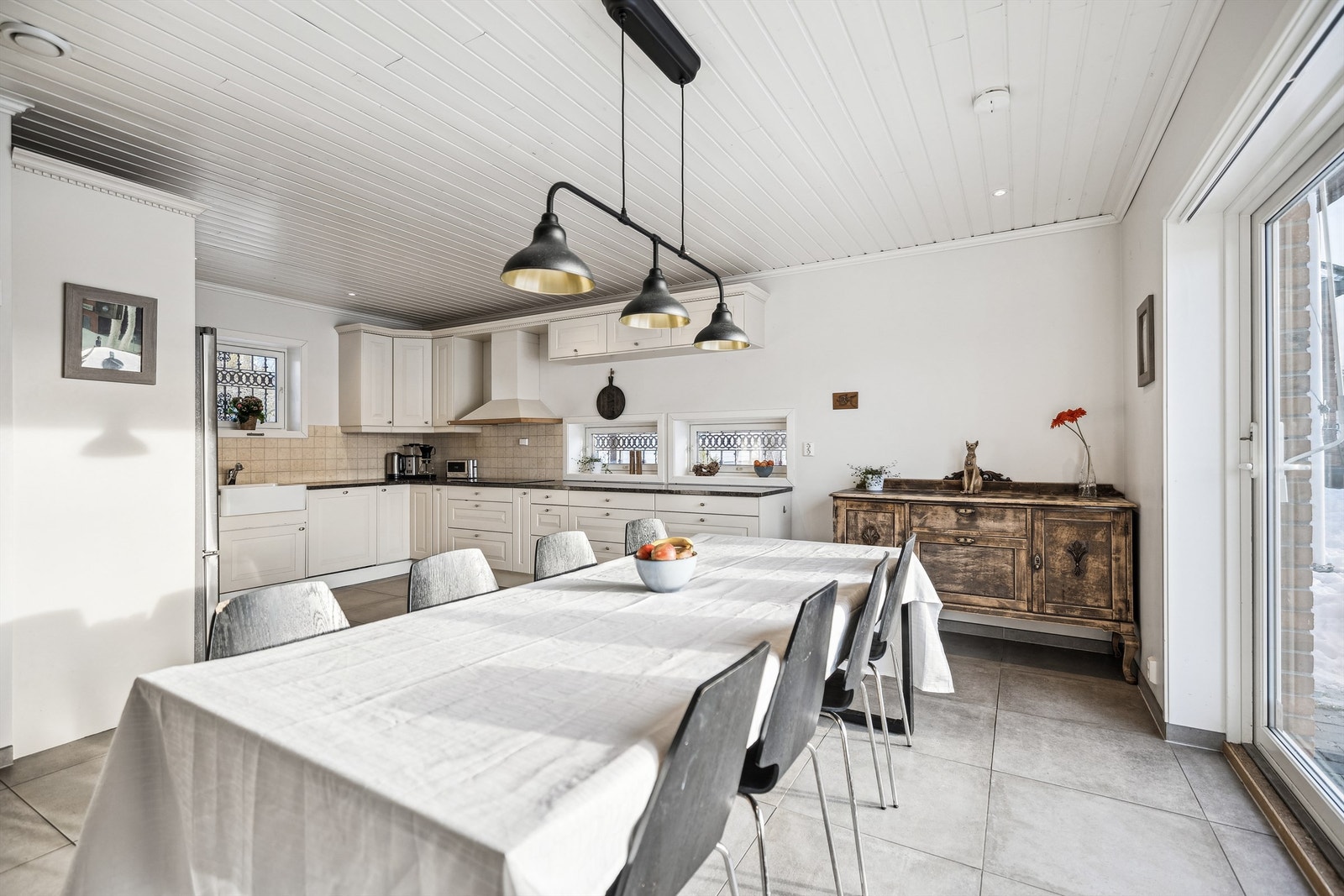 God plass til spisemøblement som innbyr til sosialt samvær med familie og venner. Galleribilde