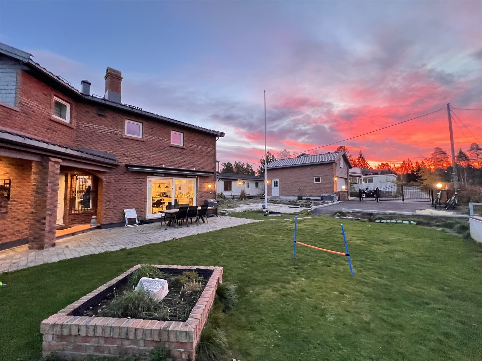 Rikelig med plass til lek og moro for både små og store. Med frodige gressplener og store terrasseområder, er dette et perfekt sted for utendørs aktiviteter og avslapning. Galleribilde