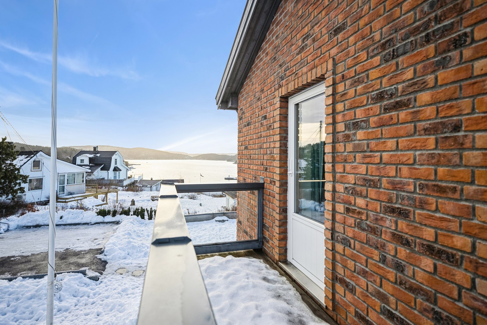 Det er direkte utgang fra to av soverommene i 2. etasje til denne balkongen. Galleribilde