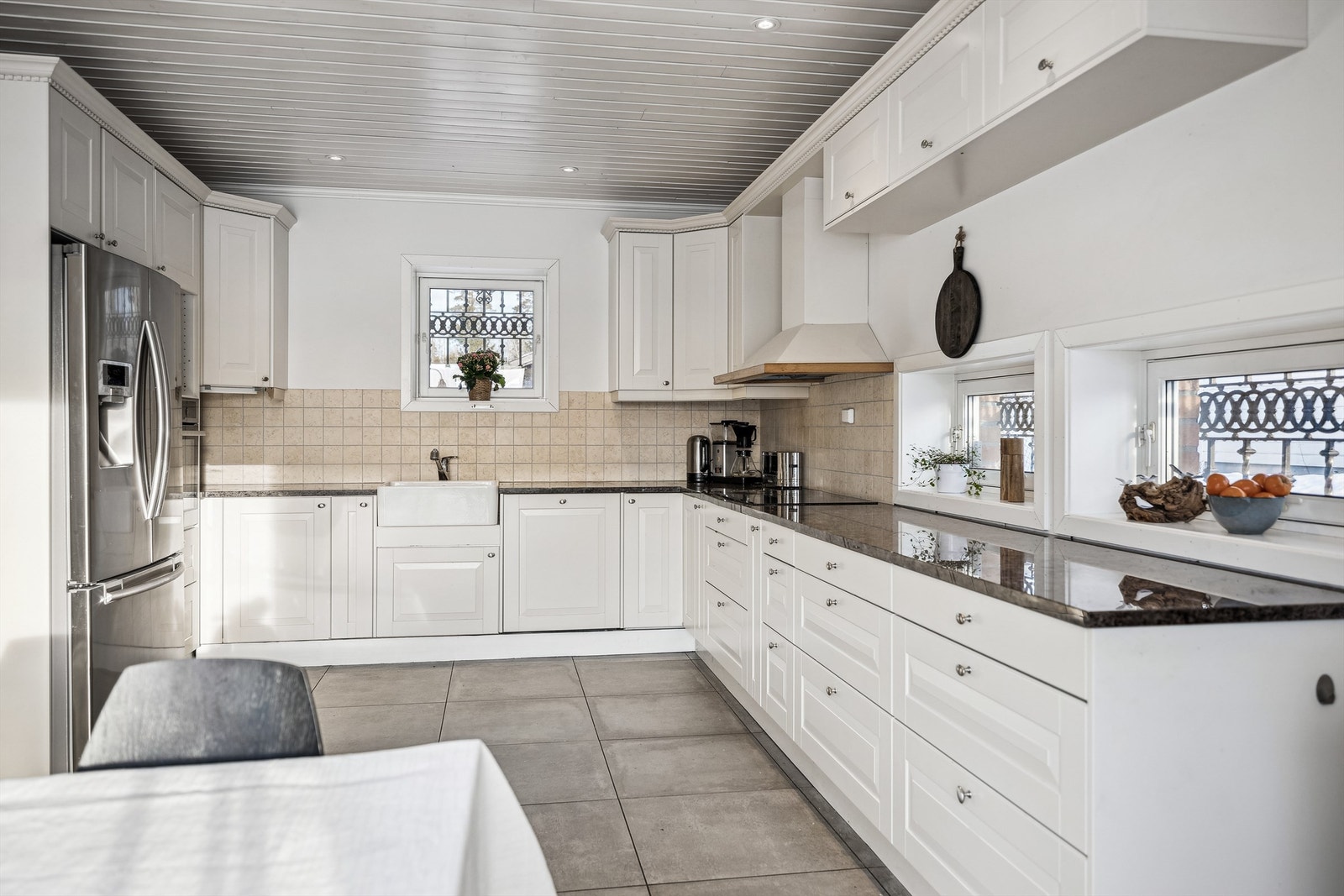 Klassisk, lyst kjøkken med rikelig med benkeplass samt gode oppbevaringsmuligheter i over- og underskap. Galleribilde