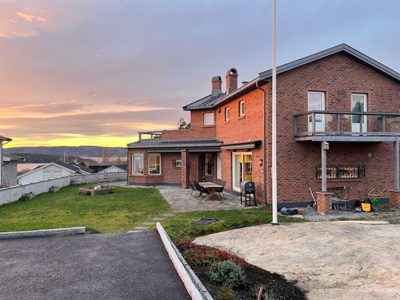 Eiendommen har flere flotte uteområder og terrasser med flott fjordutsikt. Galleribilde