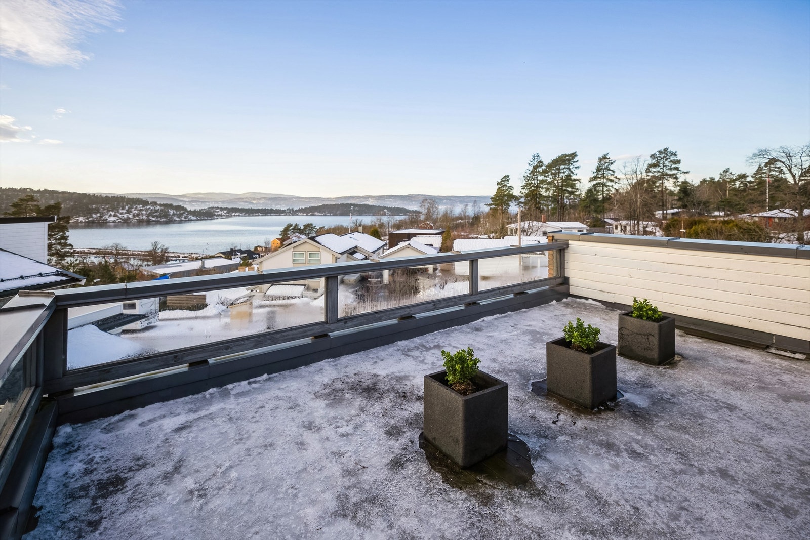 Den store takterrassen gir et imponerende overblikk over fjorden og skaper en følelse av å sveve høyt. Her kan du nyte solnedgangen og de vakre fargene langt utover de sene kveldstimene. Galleribilde