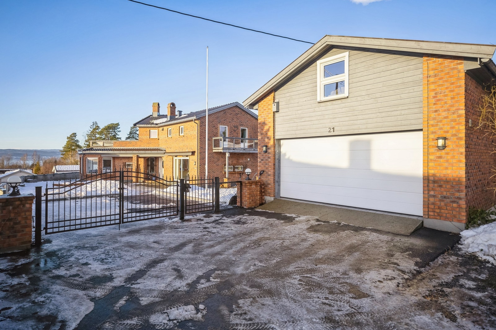 Parkering i frittstående dobbelgarasje, samt godt med biloppstillingsplasser på eiendommen. Galleribilde