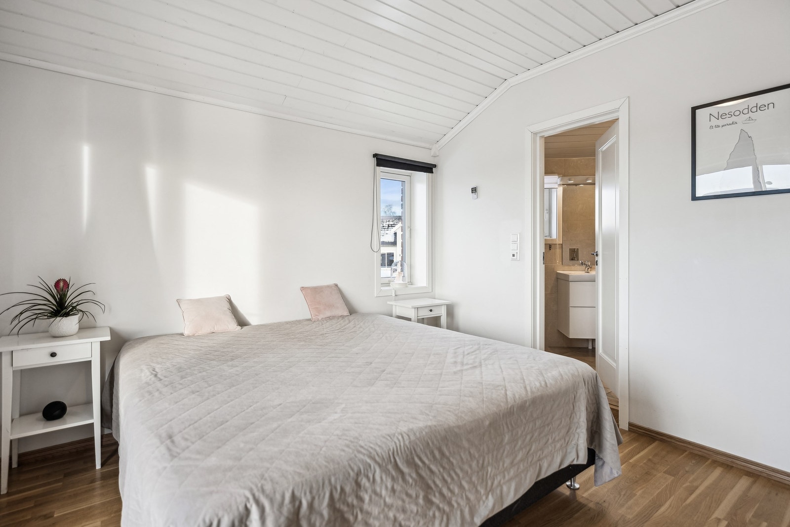 Hovedsoverommet har eget bad samt direkte utgang til takterrassen. Galleribilde