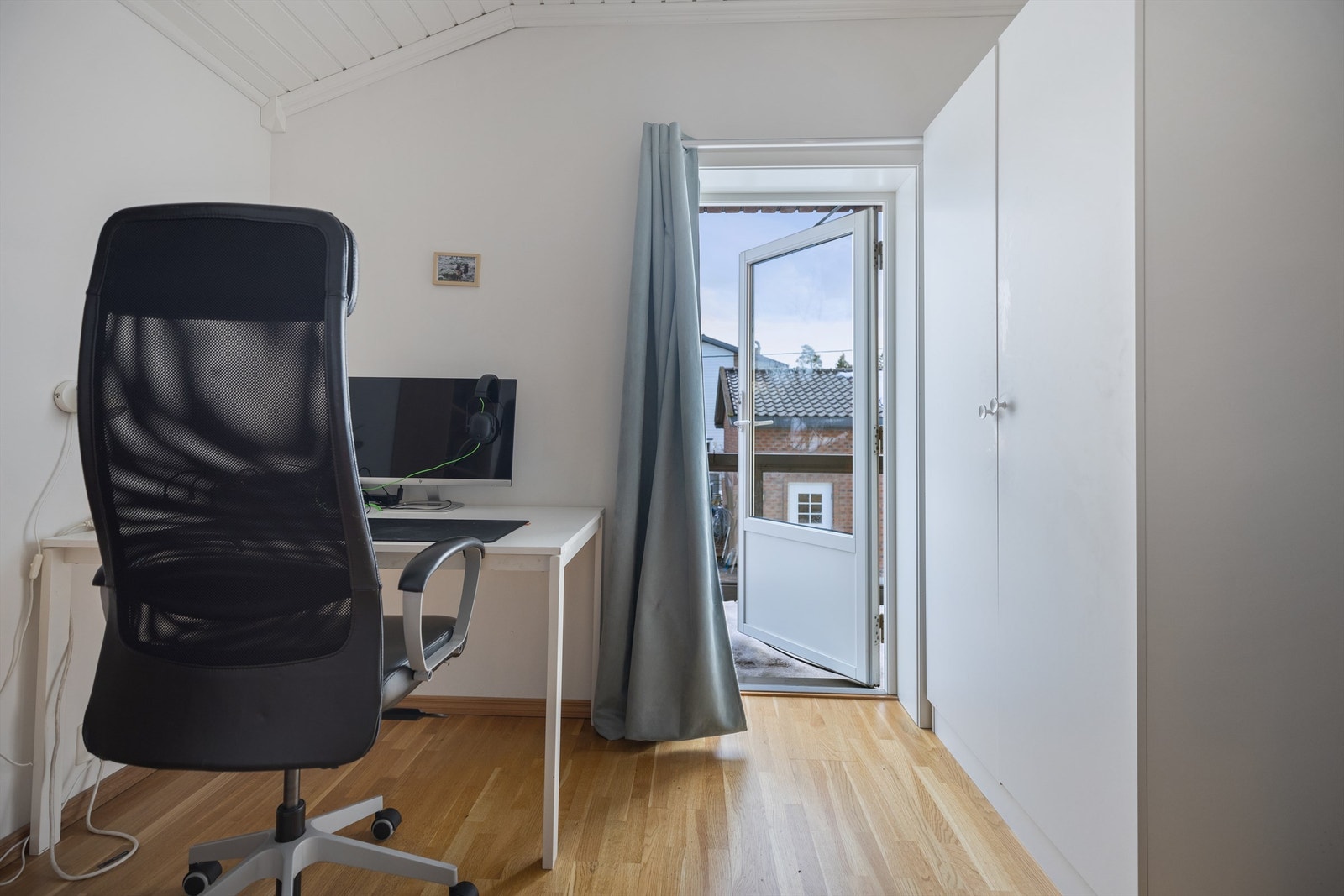 Soverom nr. 3 i 2. etasje med utgang til balkong Galleribilde