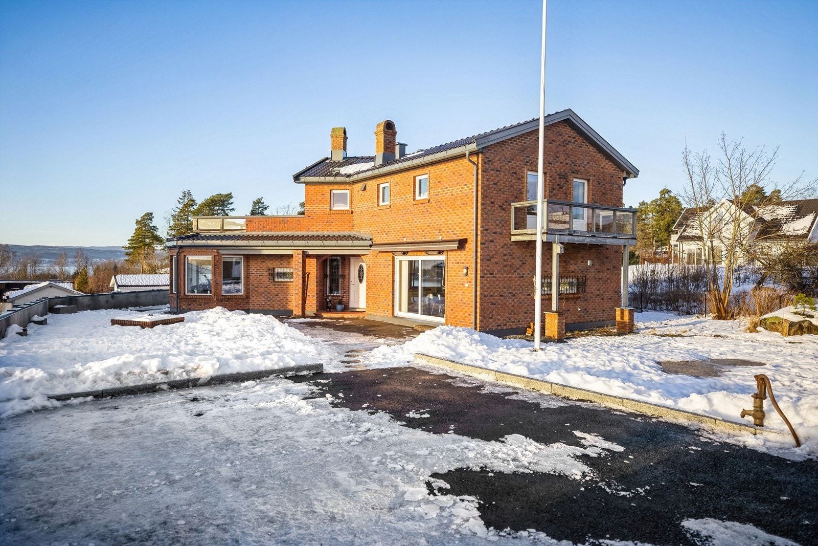 Stor eiendom med godt med boltreplass for store og små. Galleribilde