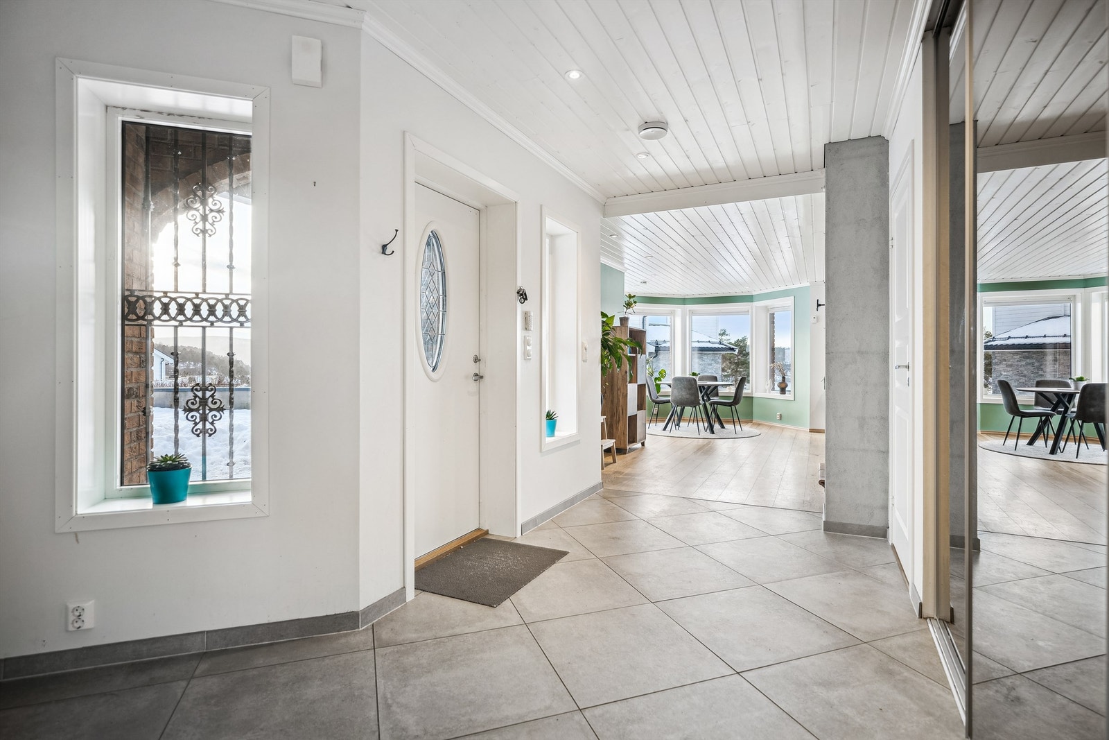 Lys og romslig entré med god plass til yttertøy og sko. Galleribilde