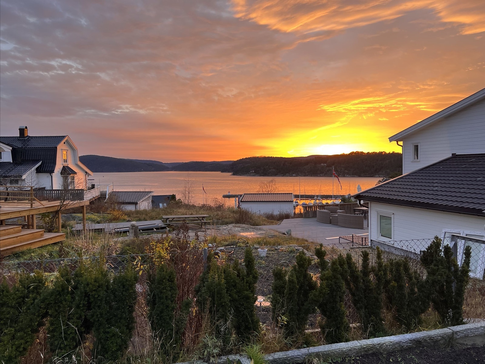 Utsikten gir deg muligheten til å følge med på inn- og utseilingen, samt nyte de vakre fargespillene over sjøen. Galleribilde