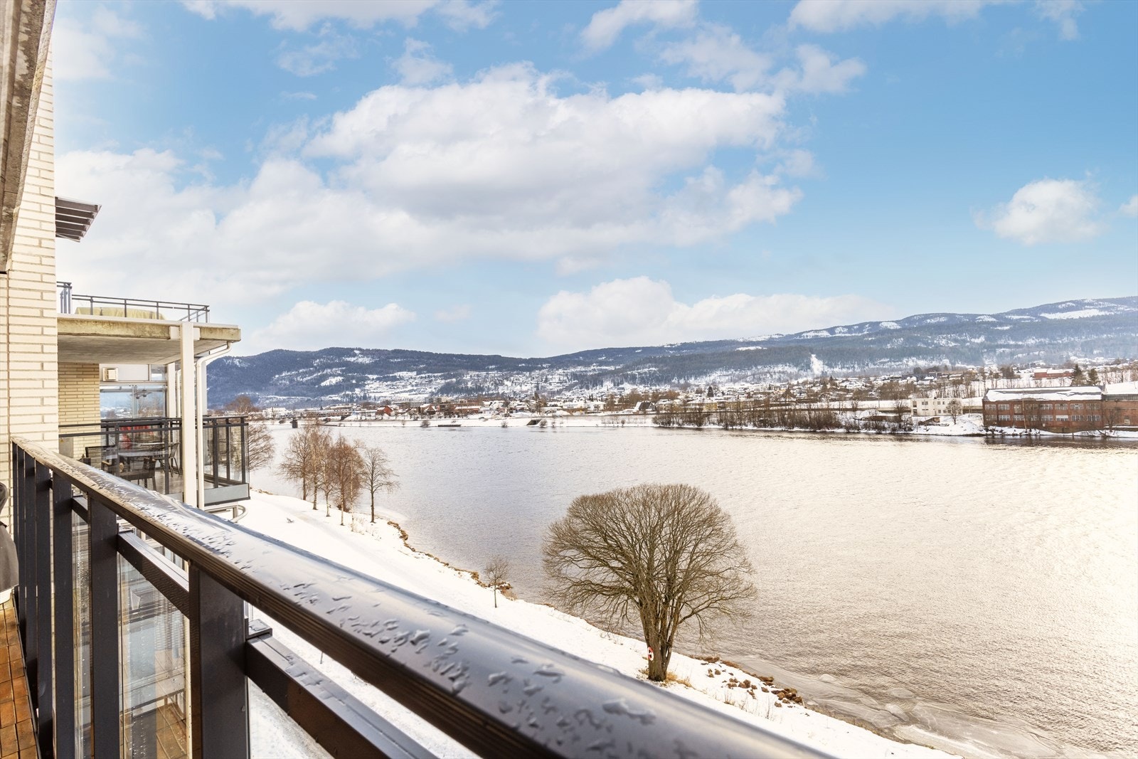 Vakker utsikt mot Drammenselva Galleribilde