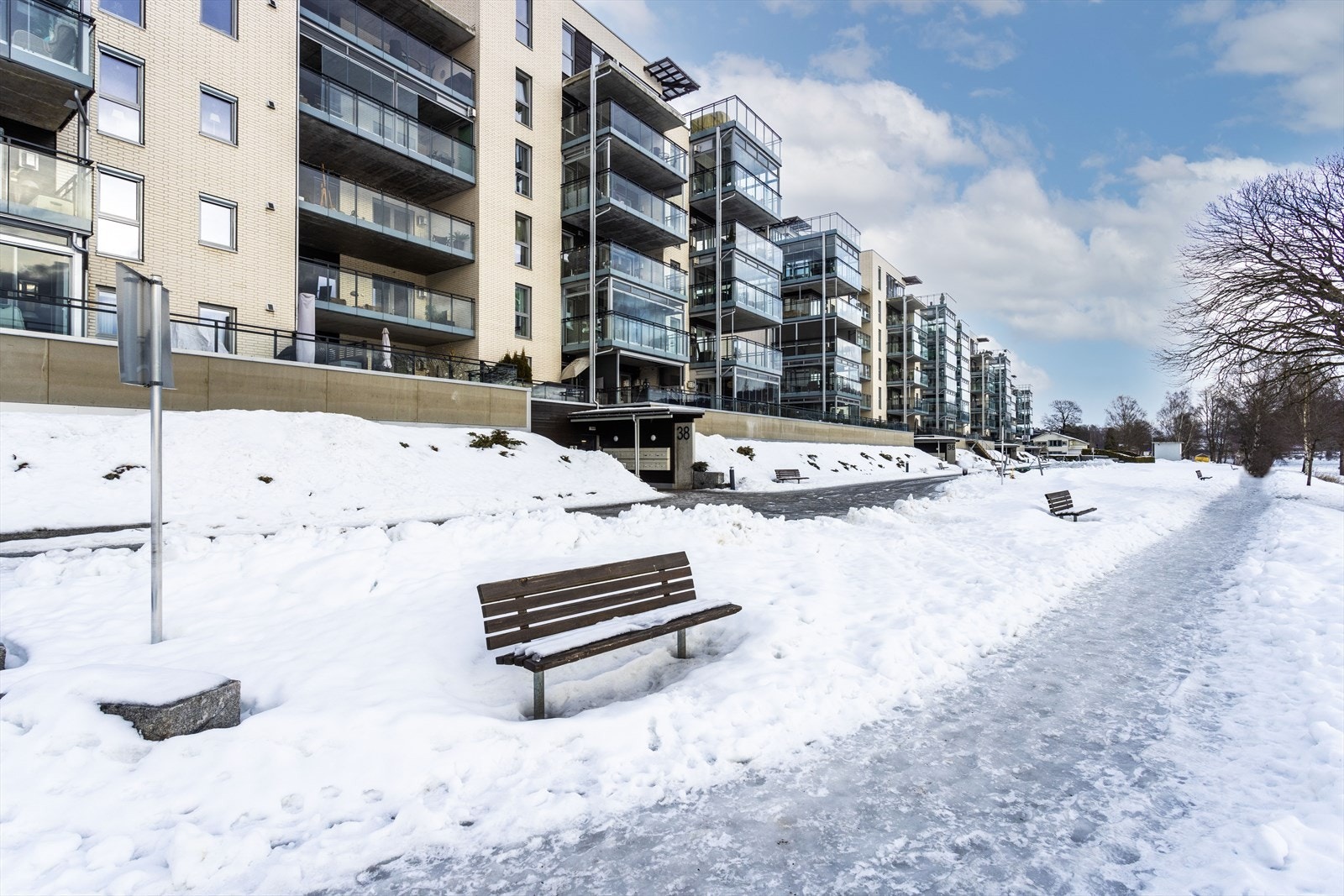 Leiligheten har parkering i felles garasjeanlegg, samt bod på ca. 5m2 i kjeller. Galleribilde