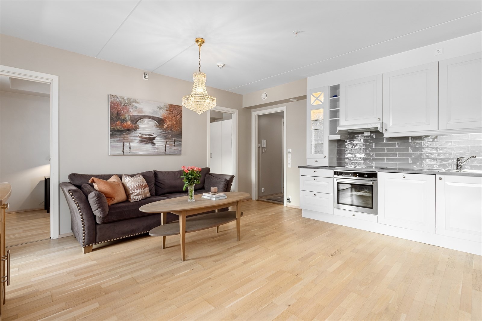 Stue/kjøkken i åpen og luftig løsning Galleribilde