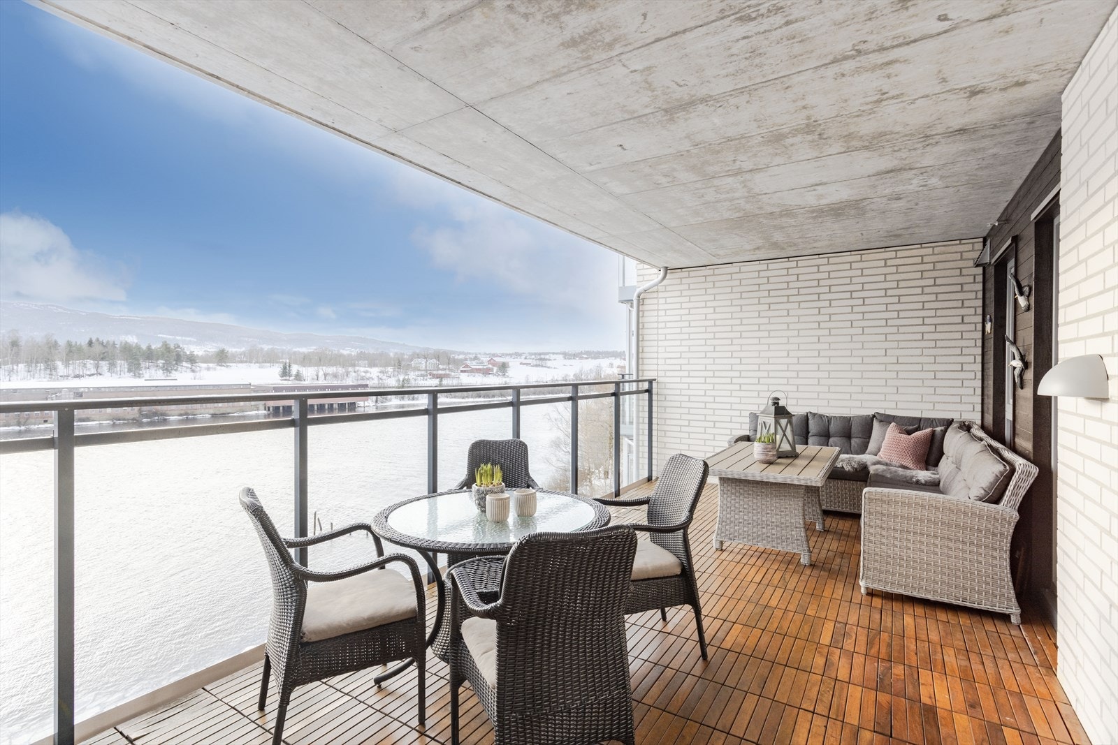 Romslig overbygget balkong med gode solforhold Galleribilde