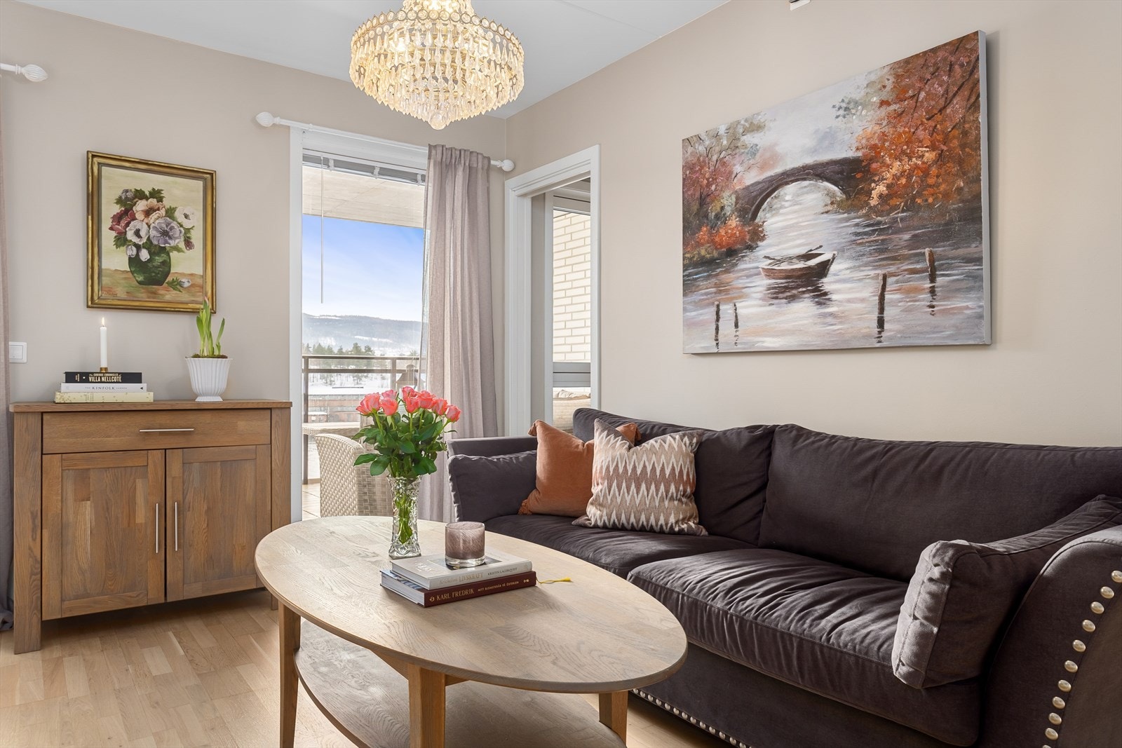 Gode vindusflater sørger for at rommet får godt med naturlig lys Galleribilde