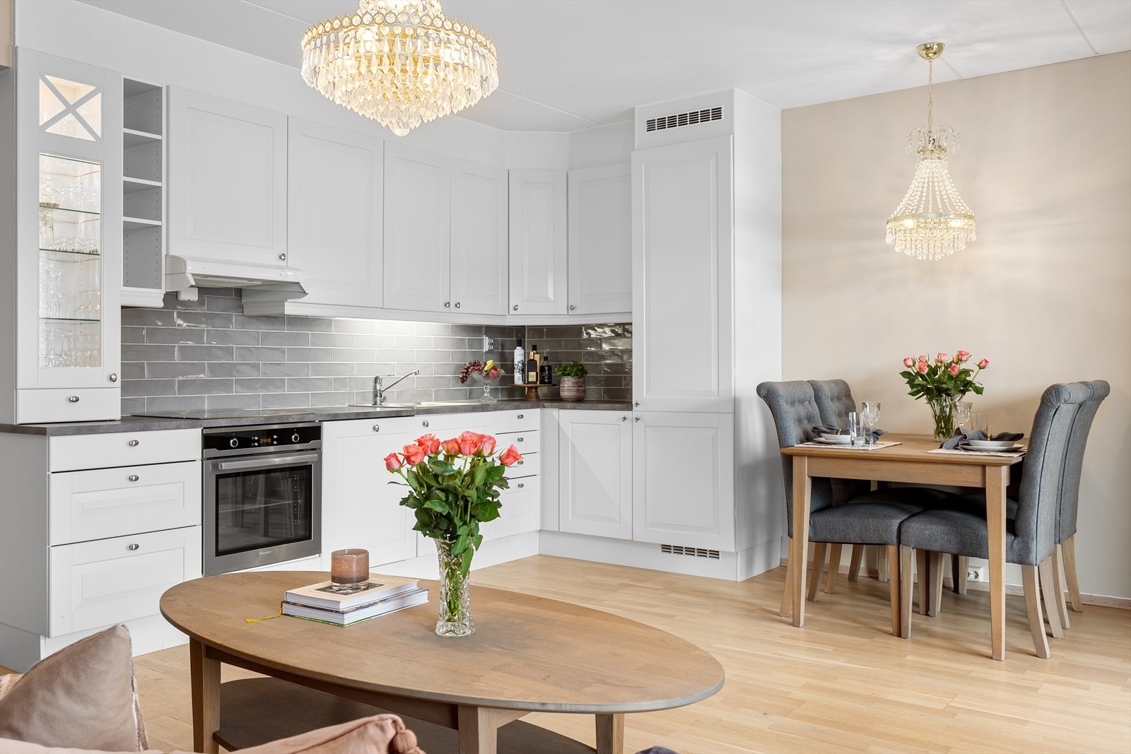 Lyst og tidløst kjøkken med integrerte hvitevarer Galleribilde