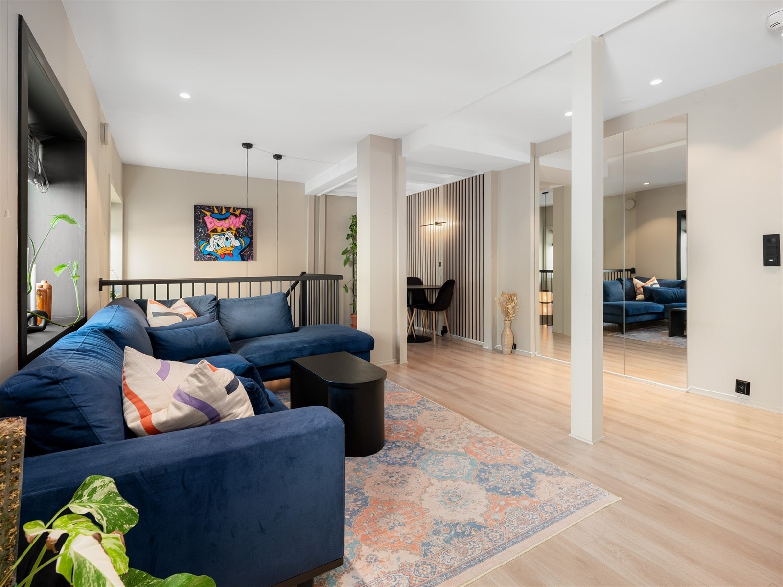 Stuen er malt i tidsriktig og moderne fargevalg. Galleribilde