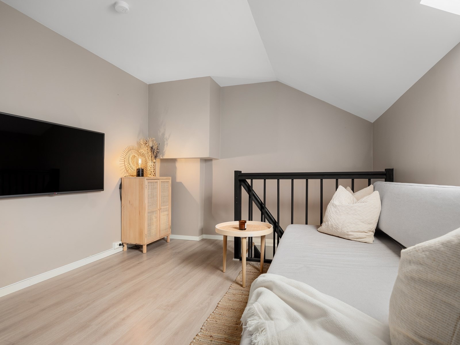 StueLoft med kontorsone. Her har du flere oppbevaringsmuligheter. Galleribilde