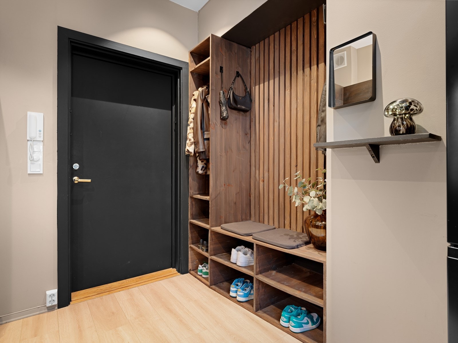 Velkommen inn! Entré med plassbygget garderobeinnredning. Galleribilde