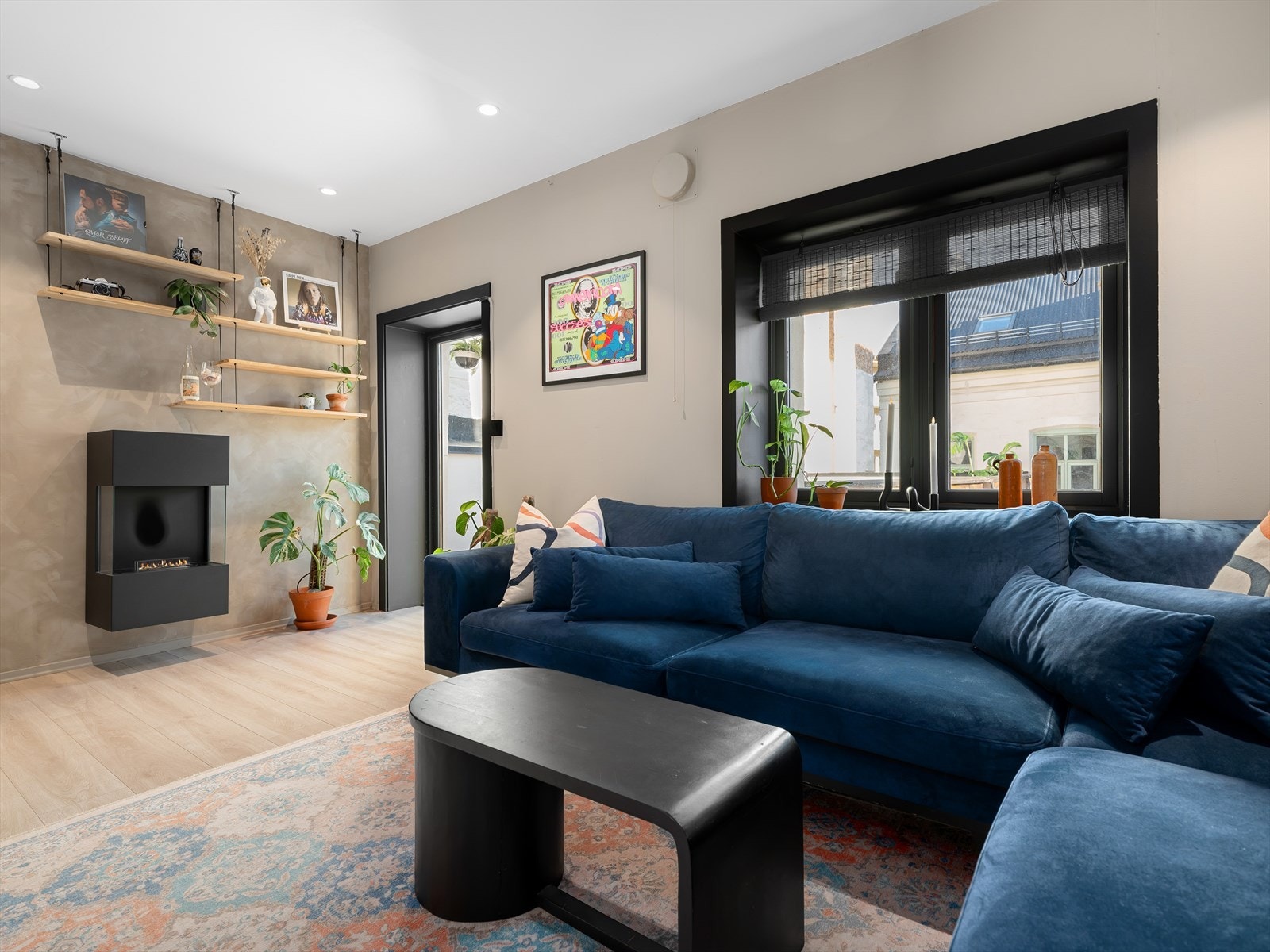 God plass til sofaseksjon og sofabord med natrulig avstand til TV-vegg. Galleribilde