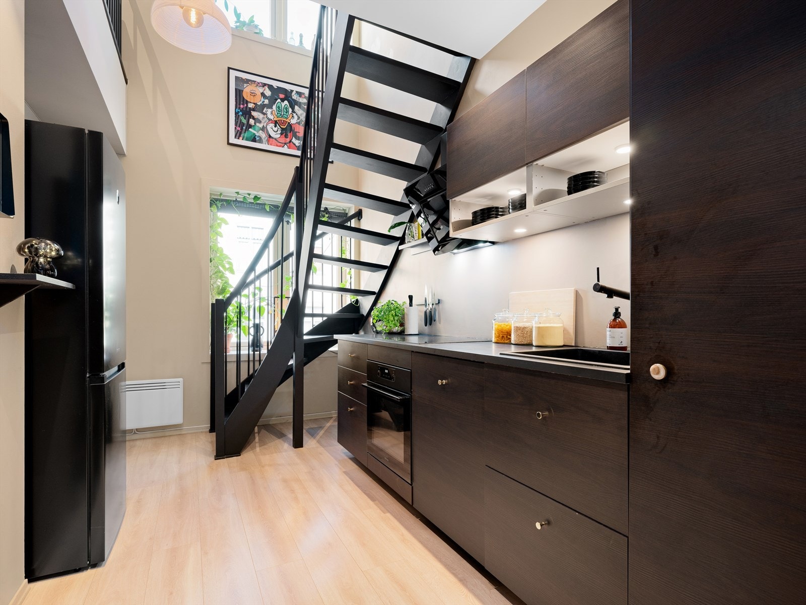 Kjøkkenet er smart oppbygget og har vaskemaskin samt mikro bygget inn i høyskapet. Galleribilde