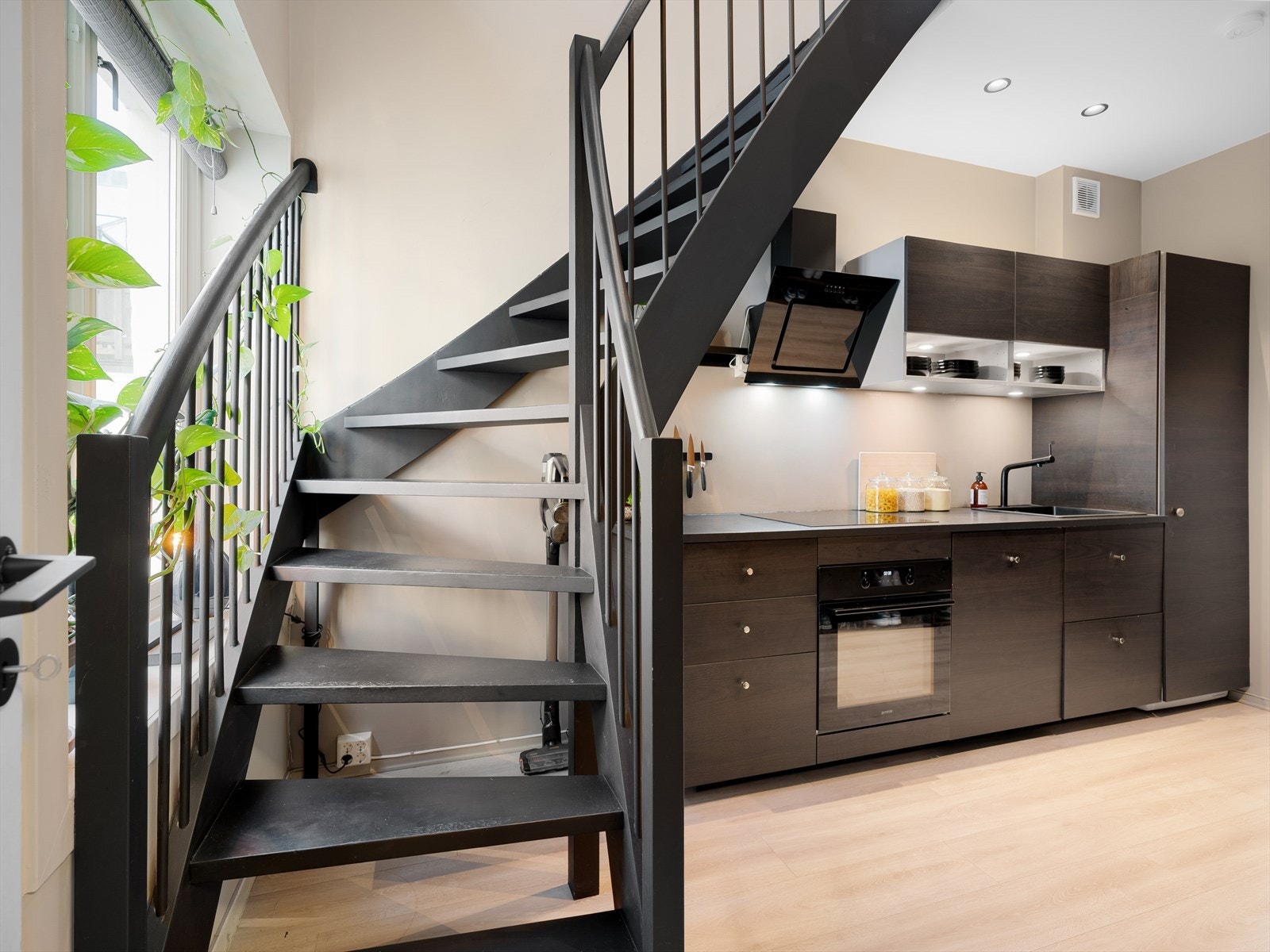 Moderne IKEA kjøkken fra 2020 med integrerte hvitevarer. Galleribilde