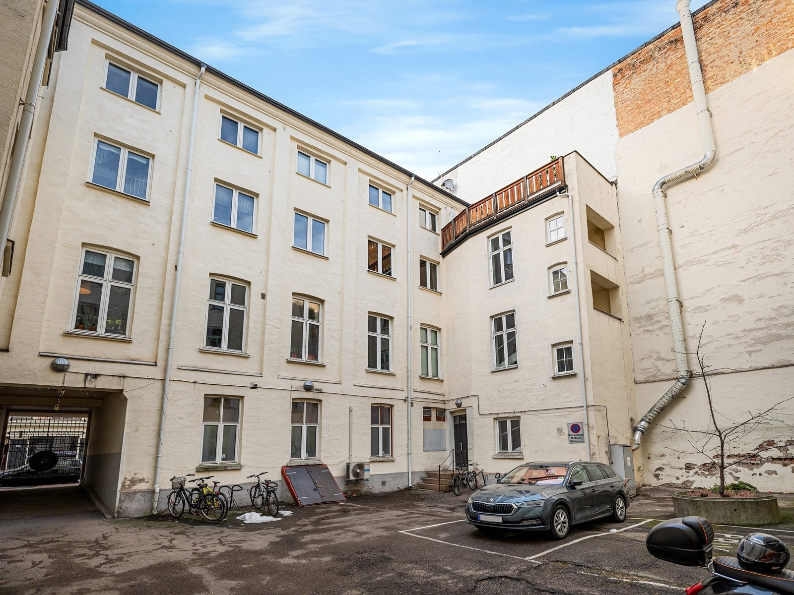 Med beliggenhet i indre gård bor du supersentralt men samtidig tilbaketrukket og rolig. Ifølge eier er det mulig å leie p-plass via borettslaget. Galleribilde