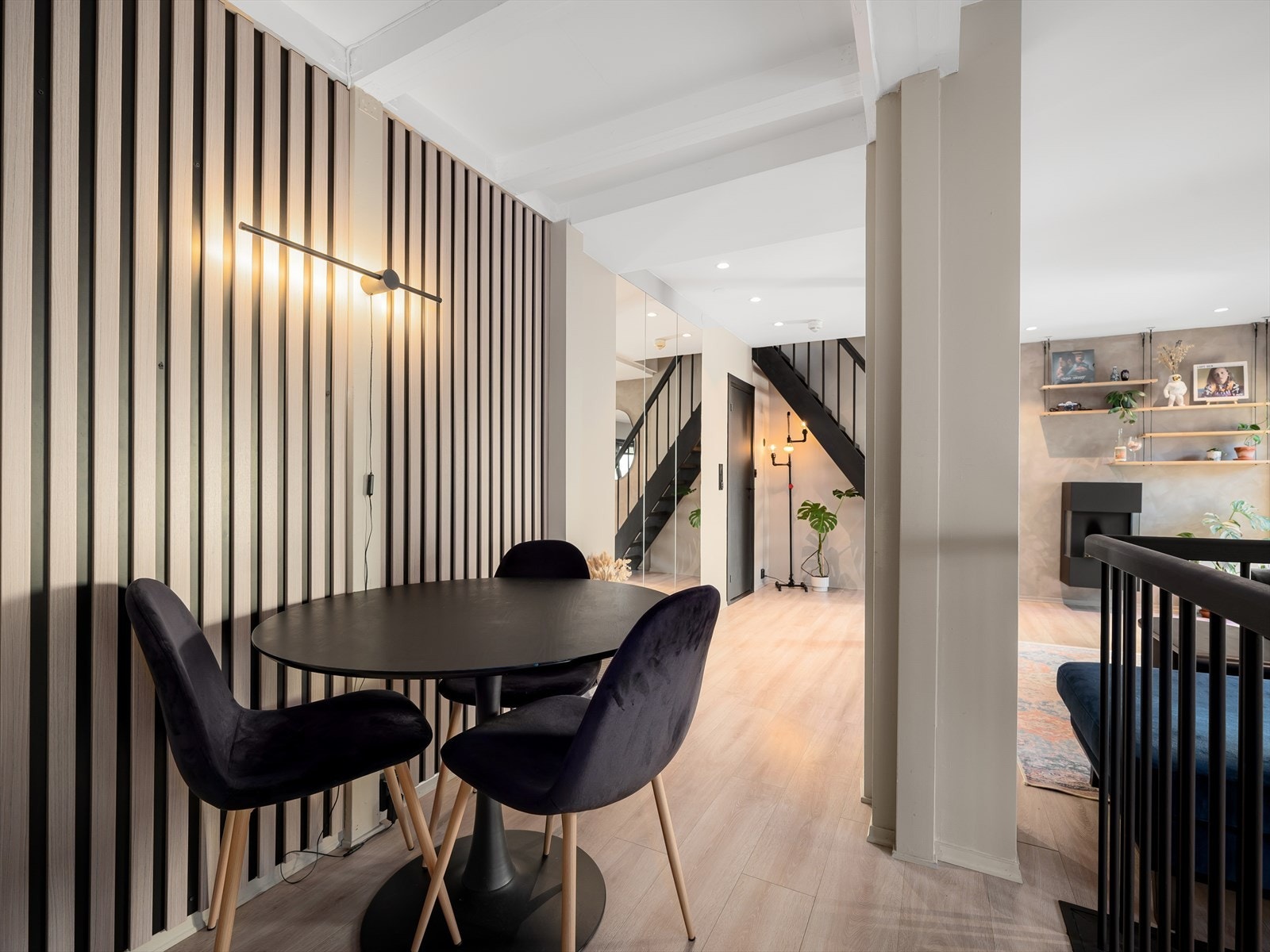 Avsatt plass til spisebord med nydelig spilevegg. Galleribilde