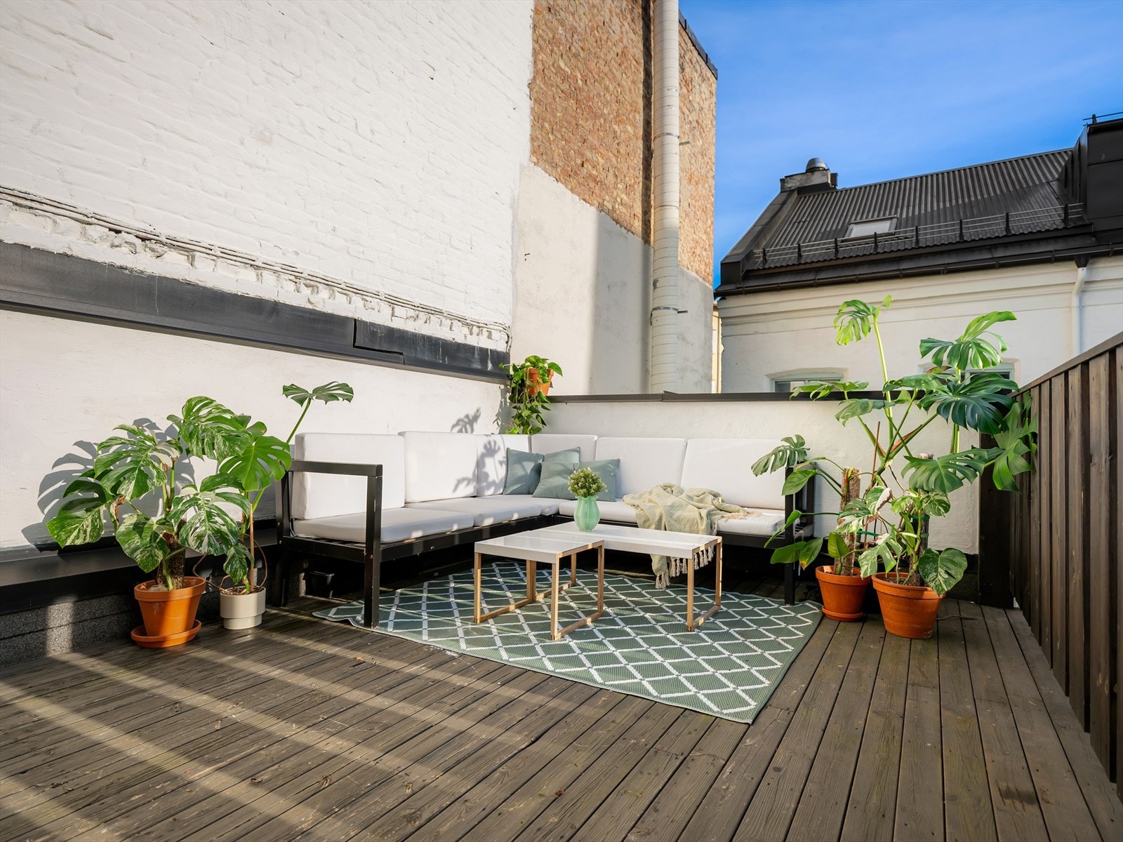 Balkongen innbyr til late dager hvor du kan samle venner og familie til fest. Galleribilde