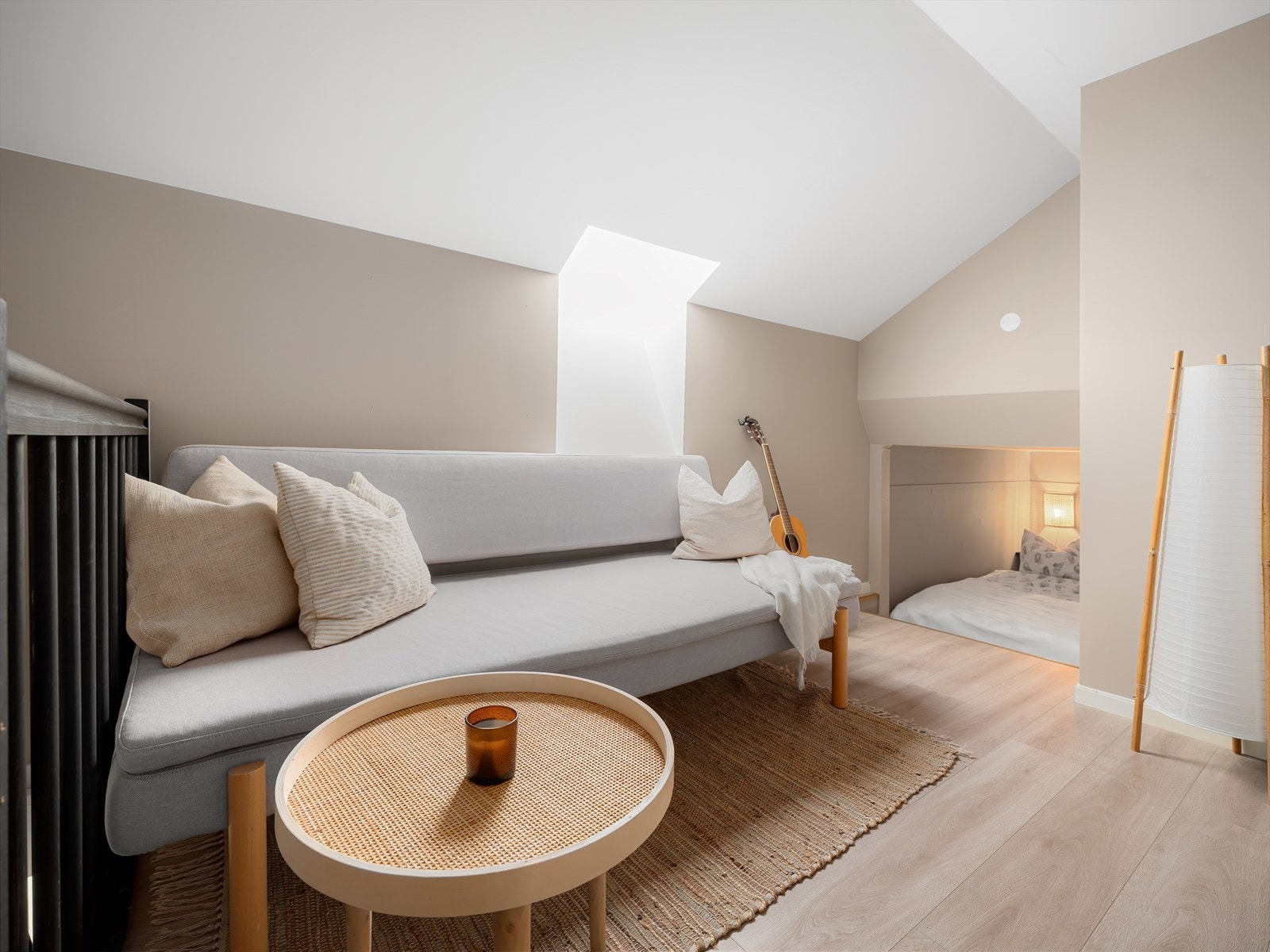 Loftet brukes i dag som gjesterom/loftsstue men er ikke godkjent til varig opphold. Se mer under ferdigattest. Galleribilde