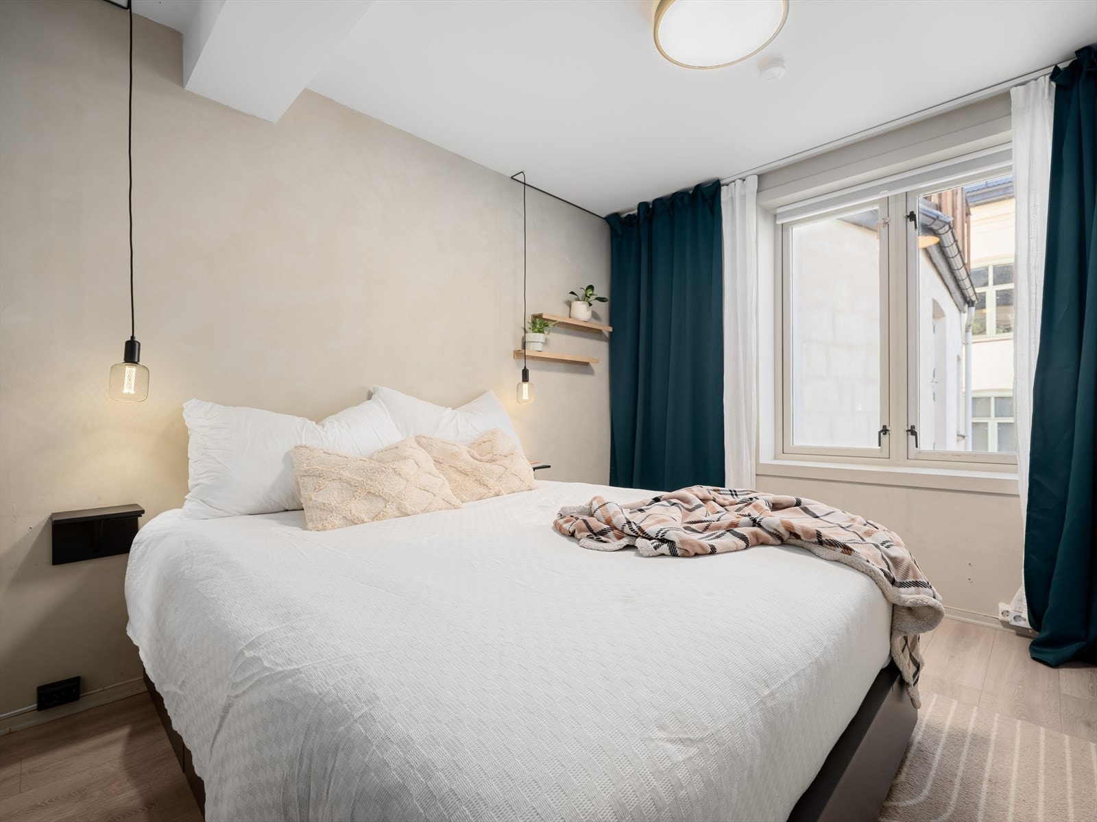 Romslig soverom med plass til dobbeltseng og nattbord. Gode oppbevaringsmuligheter i garderobeskap. Galleribilde