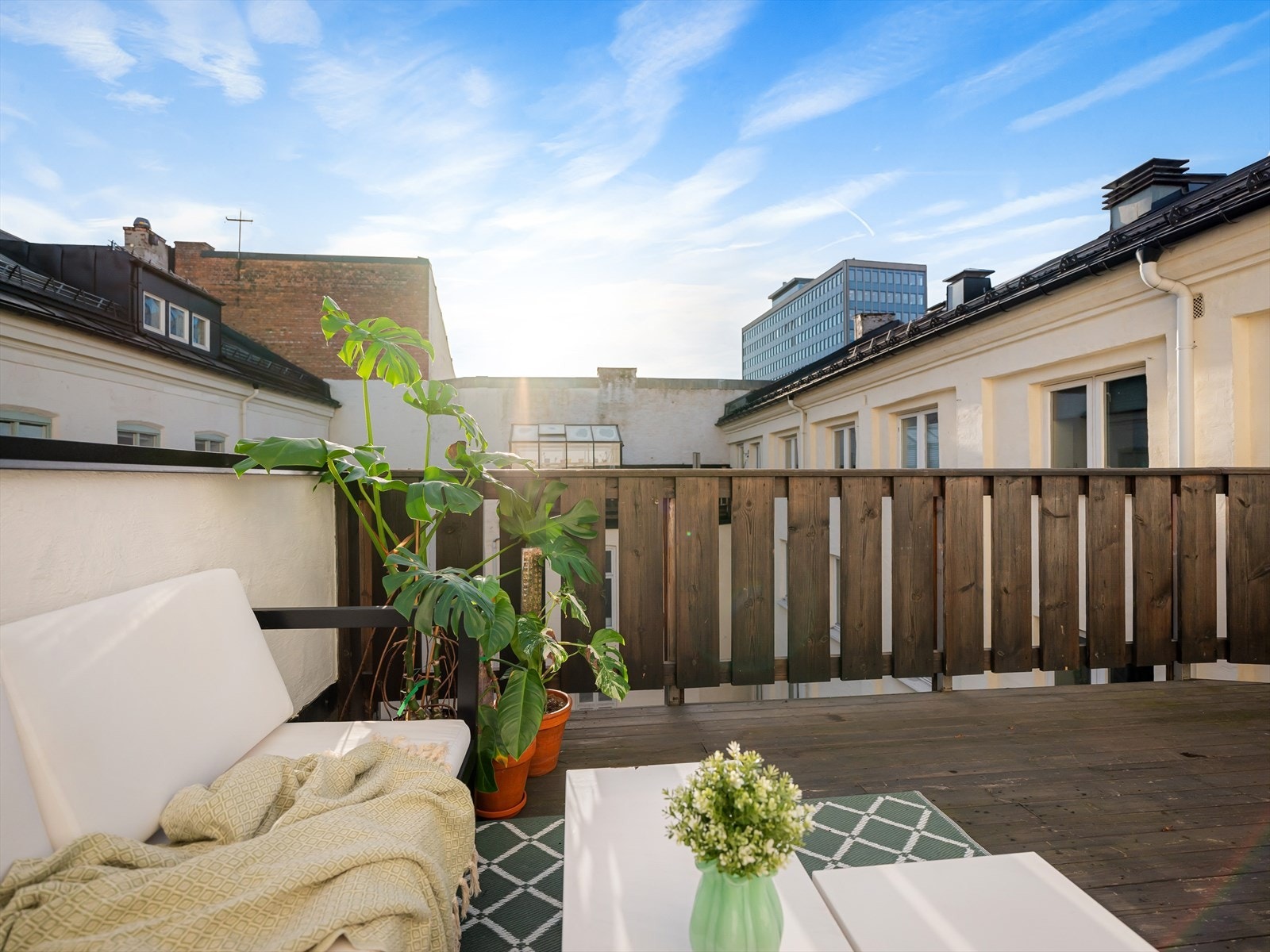 Det er rikelig med plass på balkongen og den ligger skjermet til. Galleribilde