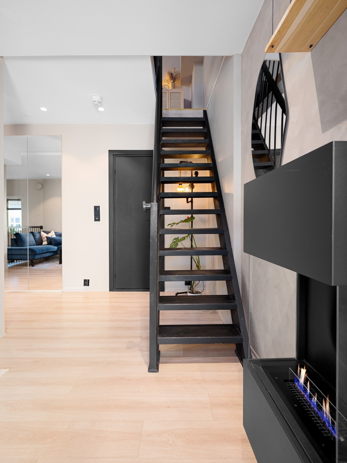 Trapp opp til loft med flere møbleringsmuligheter. Galleribilde