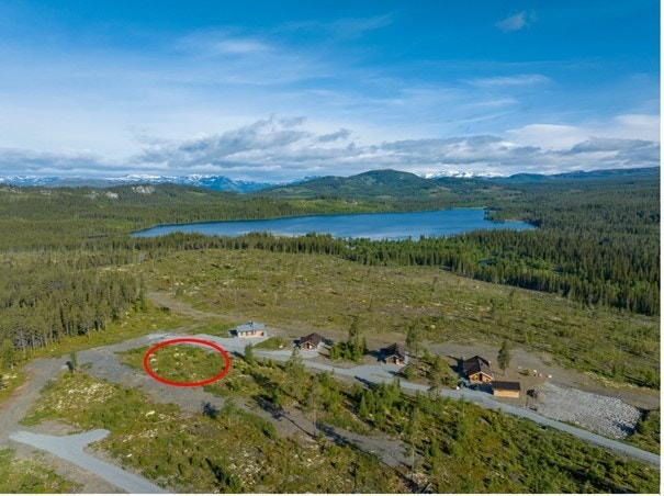 Dronebilde med markering av tomt 8. Flott utsikt nordover. Galleribilde