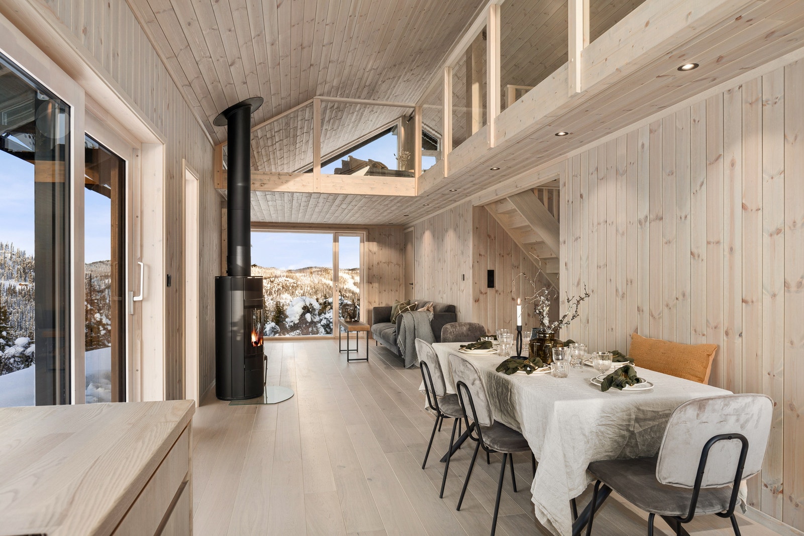 Allrom sett fra kjøkken-ende Galleribilde