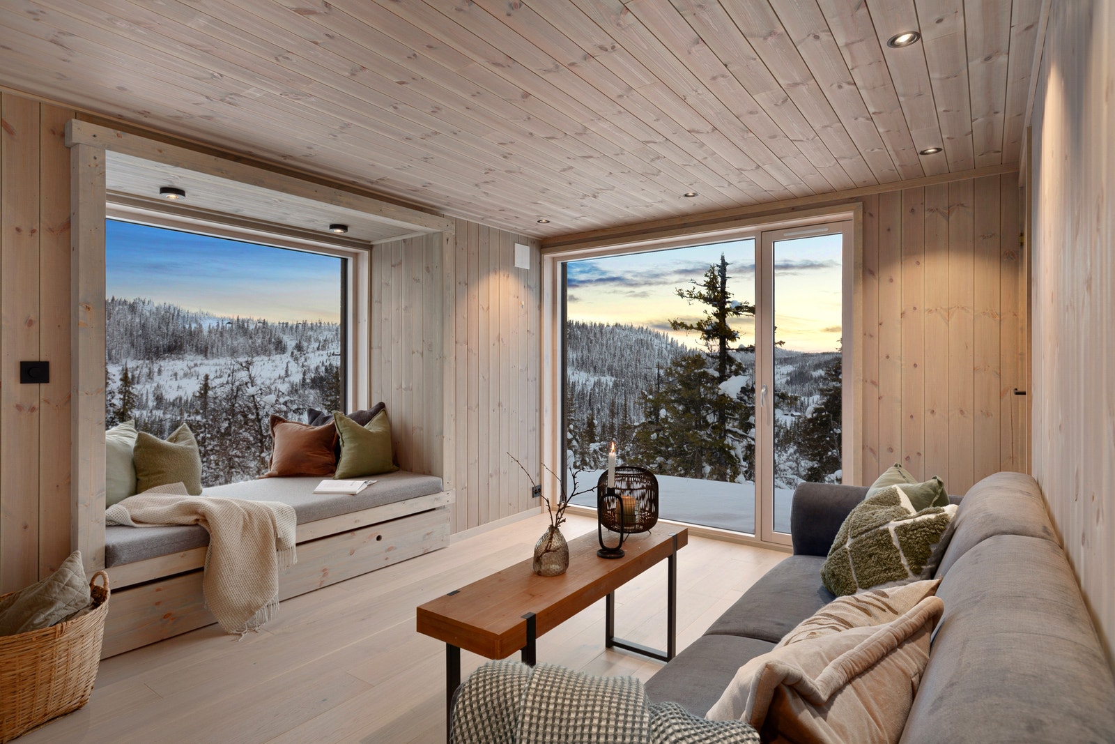 Eksempel på stue med sittebenk og utsikt Galleribilde