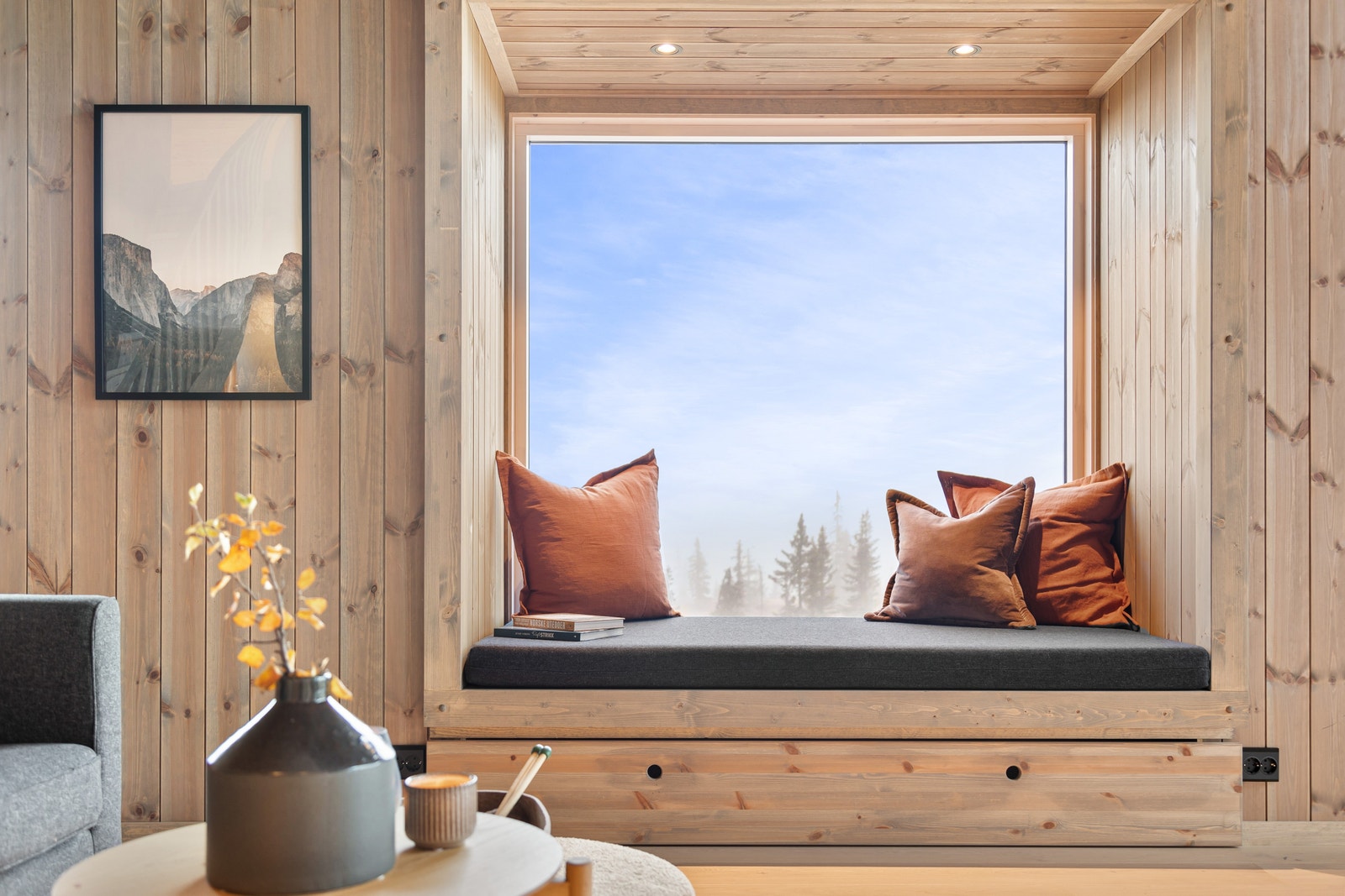 Sittebenk med madrasstrekk fra Gudbrandsdalen Uldvarefabrik.
Romslig skuff under benk. Inspirasjon. Galleribilde