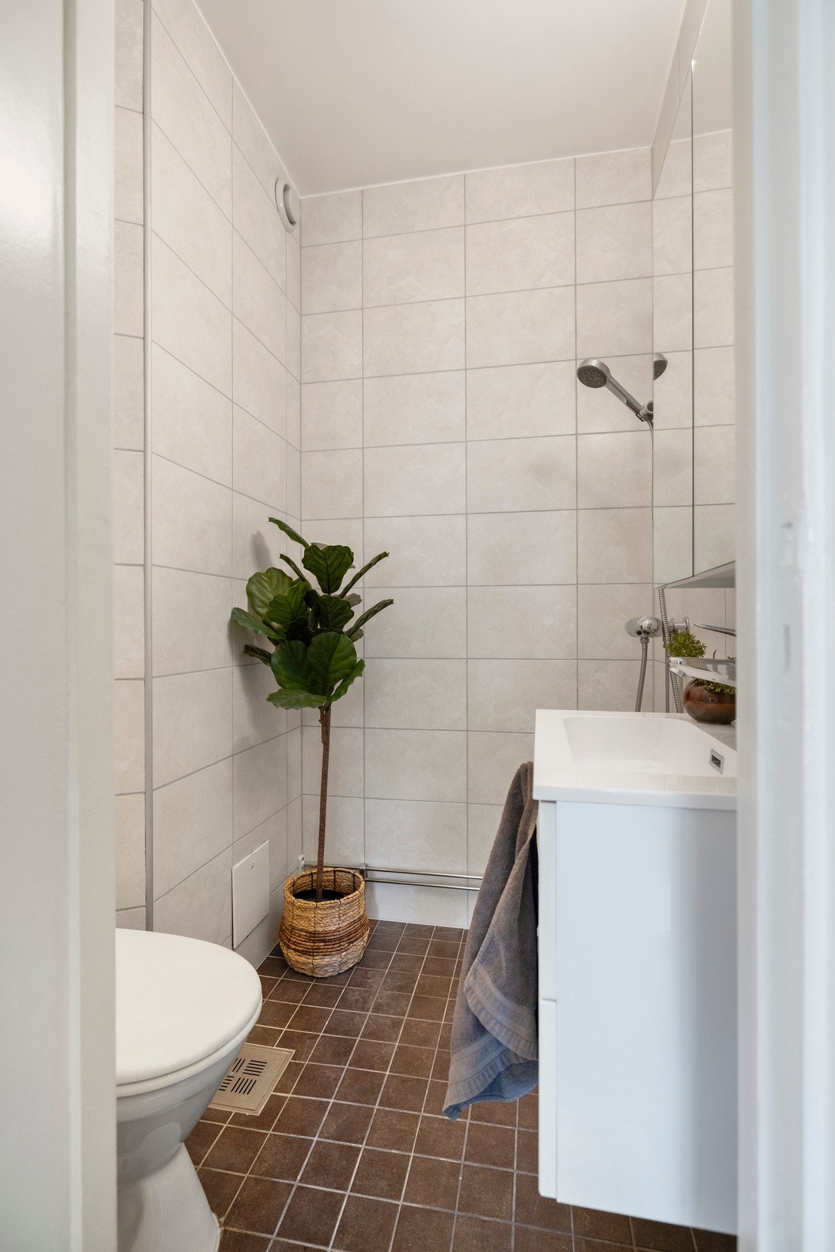 Lyst, flislagt bad. Galleribilde